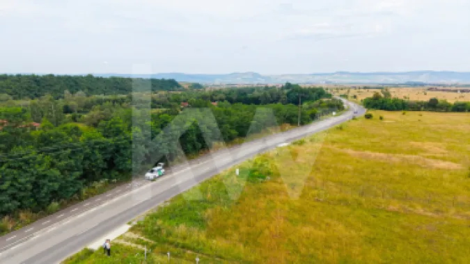 Teren cu priveliște spectaculoasă spre Munții Făgăraș- Valea Avrigului