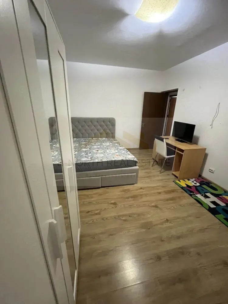 Apartament 3 camere de închiriat | Popești-Leordeni | 63 mp | Curte și grădină - B-North Real Estate vă propune spre închiriere un apartament cu 3 camere, situat la etajul 1 al unei vile din Popești-Leordeni, pe Strada Agnes, într-o zonă liniștită, ideală pentru un cuplu sau o familie.

Apartamentul are o suprafață utilă de 63 mp, este complet mobilat și utilat, fiind pregătit pentru mutare imediată.

Caracteristici principale:

Apartament cu 3 camere
Suprafață utilă: 63 mp
Compartimentare decomandată
Etaj 1
Complet mobilat și utilat
Balcon
Disponibil imediat

Dotări și beneficii:

Centrală termică proprie
Aer condiționat
Pat matrimonial nou
Curte și grădină
Costuri reduse de întreținere
Zonă liniștită, cu vecini civilizați

Avantaje locație:

Popești-Leordeni, Strada Agnes
Aproximativ 10 minute de mers până la stația de metrou Dimitrie Leonida
În apropiere de Mega Image, grădiniță și alte puncte de interes
Acces rapid către București

Preț și condiții:

Chirie: 539 euro/lună

Pentru informații suplimentare și programarea unei vizionări, contactați B-North Real Estate.