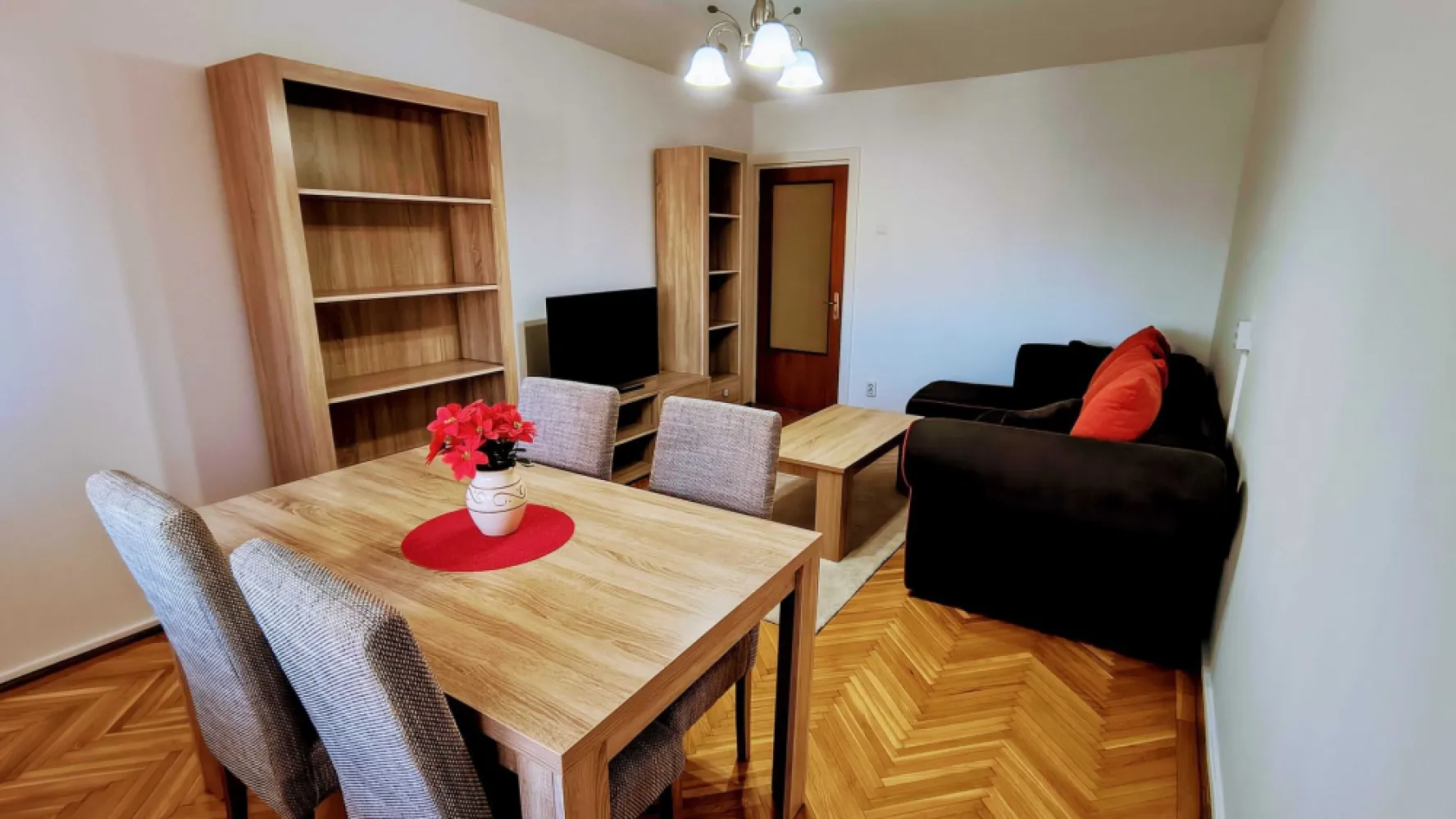 Inchiriez Ap 4 cam 110 mp cochet 2 bai Piata 1 Mai Kiseleff - Ofer spre inchiriere un apartament decomandat de 4 camere situat pe bd. Ion Mihalache, la 3 minute de Parcul Kiseleff si de Piata Victoriei, si la 15 minute de Herastrau. Amplasarea este deosebita, oferind acces rapid la transport public (autobuze 381, 205, 282, tramvaie 45, 20), scoli si licee de prestigiu (Vianu, Neculce), magazine, piete, sali de sport, banci, farmacii, centre comerciale. Intretinerea este accesibila, caldura si apa sunt contorizate.
Apartamentul ofera un ambient placut, este renovat, proaspat zugravit, este situat la etajul 6 din 10 al unui bloc din 1984 cu structura de beton, foarte rezistent, recent reabilitat, curat si linistit, si are o suprafata totala de 110 mp, compusa din 3 dormitoare , un living de 20 mp cu zona de dining, o bucatarie inchisa spatioasa de 12 mp, complet mobilata si utilata, doua bai, din care una cu cada si geam si una cu dus, un hol generos cu un dressing mare amenajat si doua debarale, doua balcoane inchise cu tamplarie termopan, din care unul se intinde pe suprafata unui dormitor si a bucatariei, cu acces din ambele camere, fiind ideal pentru savurarea unui pahar de vin seara admirand privelistea cartierului. Dispune de spatii generoase de depozitare, este utilat cu frigider, aragaz, hota, cuptor cu microunde, masina de spalat, trei aparate aer conditionat, boiler, 2 televizoare - din care unul smart, senzor de gaz si are ca imbunatatiri parchet de stejar bine ingrijit, gresie, faianta, ferestre termopan, usa metalica la intrare, usi interioare de lemn. Vara apartamentul este racoros avand orientare nord-est.
Apartamentul se inchiriaza mobilat si utilat precum in imagini, sufrageria este mobilata complet, canapeaua fiind extensibila, un dormitor este mobilat complet cu pat dublu, 2 noptiere, comoda si sifonier, un alt dormitor este mobilat cu o canapea extensibila, un birou si un scaun, iar altul cu un pat , un dulap, o comoda, un birou si un scaun. Se mai poate adauga mobila la cerere conform dorintelor si nevoilor chiriasilor. 
Datorita spatiului generos si pozitiei centrale, este ideal pentru o familie care lucreaza de acasa sau pentru o familie activa.