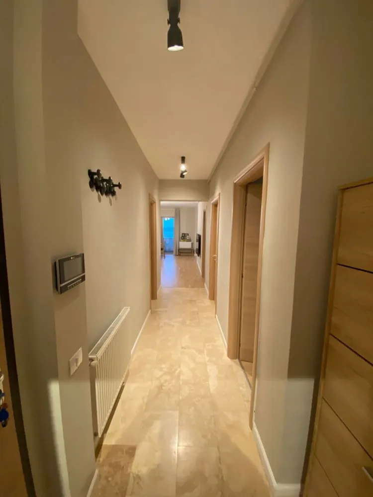 Apartament 4 Camere Zona Sisesti de închiriat - Apartament 4 camere zona Sisesti Jandarmeriei în Atlantic City Residence:

-anul construcției 2017
-etaj 5/10
-suprafata utila 100m2
- 1 loc de parcare subteran la -2
- centrala proprie
- mobilat
- Bucatarie complet utilata
- Emag easybox si Mega Image la parter
- disponibil din data de 10 februarie 2025

Compartimentare: 
Living 
Bucatarie
Dormitor Fără Baie
Baie Comuna cu intrare din hol/ living
Dormitor cu baie
1 camera birou/ dormitor single 
2 balcoane 

Pentru mai multe detalii va rog sa ma contactați.