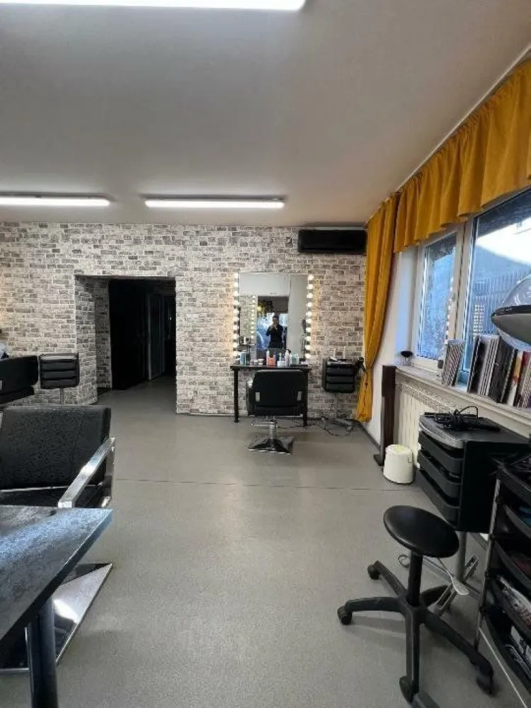Inchiriez spatiu comercial stradal 100mp parter/Dorobanti/Metrou Stefan cel Mare - Vila renovata. Se inchiriaza spatiul comercial de la parter, intrare direct din strada. Pretabil orcarei activitati comerciale, trafic pietonal intens datorat locatiei.
Vis a vis de statia de de tramvai nr. 5 si de statia de metrou Stefan cel Mare, foarte aproape de Calea Dorobanti, in vecinatatea stadionului Dinamo, foarte aproape de Parcul Circului. Parcare in curte. Se poate inchiria mobilat sau gol.