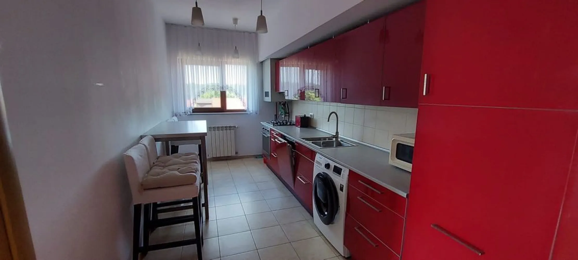 Apartament 4 camere, 136mp, Zoo Baneasa - Apartament de 4 camere de inchiriat in zona Iancu Nicolae, situat pe Strada Drumul Potcoavei, la 2 min de Gradina Zoologica

Suprafata generoasa de 120mp + Terasa de 15 mp

Dormitorul matrimonial dispune de baie proprie si dressing

Bucataria este separata de living, se poate gati confortabil

Apartamentul are si un loc de parcare subteran, inclus.

Se inchiriaza complet mobilar si utilat

Disponbil de la 1 august 2025