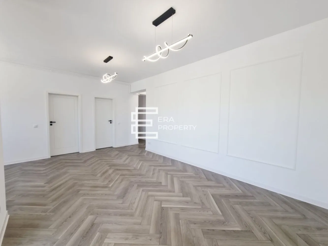 Apartament 3 camere -71 mp- ETAJ 1 - la cheie -boxa - intabulat-Selimbar - Apartament 3 camere FINISAT LA CHEIE | Etaj 1 | Șelimbăr – zona Brana

Căutați un apartament modern, gata de mutat, într-o zonă excelent conectată? Vă propunem o unitate exclusivistă în ansamblul Casian Renaissance, situat în inima zonei Brana, Șelimbăr.

Suprafață: 71 mp utili + terasă acoperită (9 mp) + balcon.
Etaj: 1/3 (bloc cu lift).

Compartimentare: , hol generos, living și bucătărie open space (posibilitate de închidere), terasă acoperită cu acces din zona de zi, dormitor matrimonial cu baie exclusivă și balcon, dormitor secundar, baie principală.

Dotări : Încălzire în pardoseală, centrală termică proprie, geamuri PVC cu 3 foi de sticlă, finisaje moderne (parchet, uși interior, băi utilate).

Ce primești în plus:
✅ Loc de parcare privat inclus în preț.
✅ Boxă de depozitare (aprox. 9 mp) inclusă.

Locație: Acces rapid către principalele puncte de interes din Șelimbăr și către orașul Sibiu, într-o zonă liniștită și apreciată.

💰 Preț: 169.000 € (TVA inclus)

✨ Apartamentul se predă finisat complet, exact așa cum îl vedeți în fotografii. Nu aveți nevoie decât de mobilierul personal!

📞 Nu ratați ocazia de a locui într-o zonă premium!
Contactați-mă pentru detalii suplimentare sau pentru a programa o vizionare: 0772 298 572