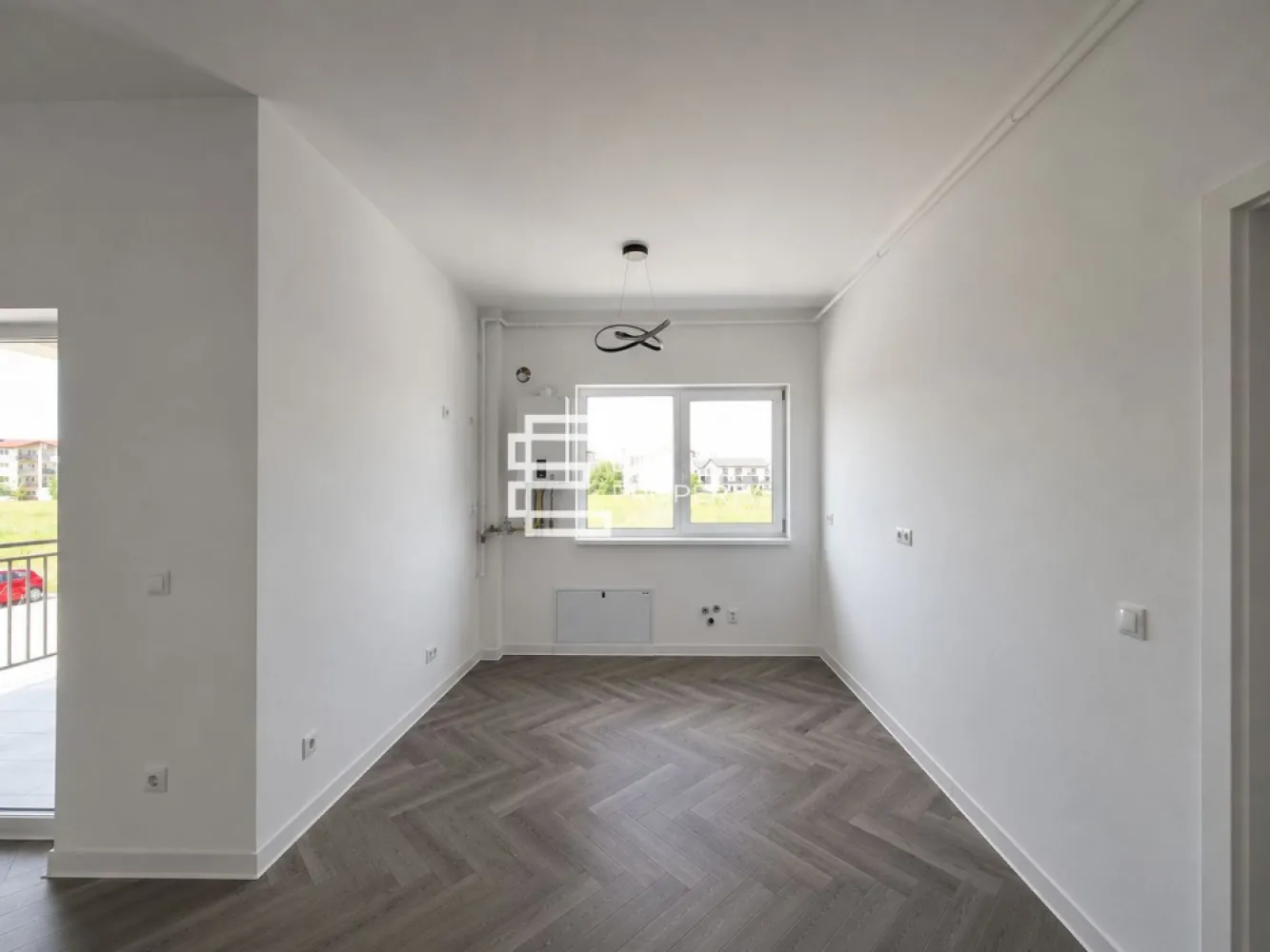 Apartament 3 camere -71 mp- ETAJ 1 - la cheie -boxa - intabulat-Selimbar - Apartament 3 camere FINISAT LA CHEIE | Etaj 1 | Șelimbăr – zona Brana

Căutați un apartament modern, gata de mutat, într-o zonă excelent conectată? Vă propunem o unitate exclusivistă în ansamblul Casian Renaissance, situat în inima zonei Brana, Șelimbăr.

Suprafață: 71 mp utili + terasă acoperită (9 mp) + balcon.
Etaj: 1/3 (bloc cu lift).

Compartimentare: , hol generos, living și bucătărie open space (posibilitate de închidere), terasă acoperită cu acces din zona de zi, dormitor matrimonial cu baie exclusivă și balcon, dormitor secundar, baie principală.

Dotări : Încălzire în pardoseală, centrală termică proprie, geamuri PVC cu 3 foi de sticlă, finisaje moderne (parchet, uși interior, băi utilate).

Ce primești în plus:
✅ Loc de parcare privat inclus în preț.
✅ Boxă de depozitare (aprox. 9 mp) inclusă.

Locație: Acces rapid către principalele puncte de interes din Șelimbăr și către orașul Sibiu, într-o zonă liniștită și apreciată.

💰 Preț: 169.000 € (TVA inclus)

✨ Apartamentul se predă finisat complet, exact așa cum îl vedeți în fotografii. Nu aveți nevoie decât de mobilierul personal!

📞 Nu ratați ocazia de a locui într-o zonă premium!
Contactați-mă pentru detalii suplimentare sau pentru a programa o vizionare: 0772 298 572