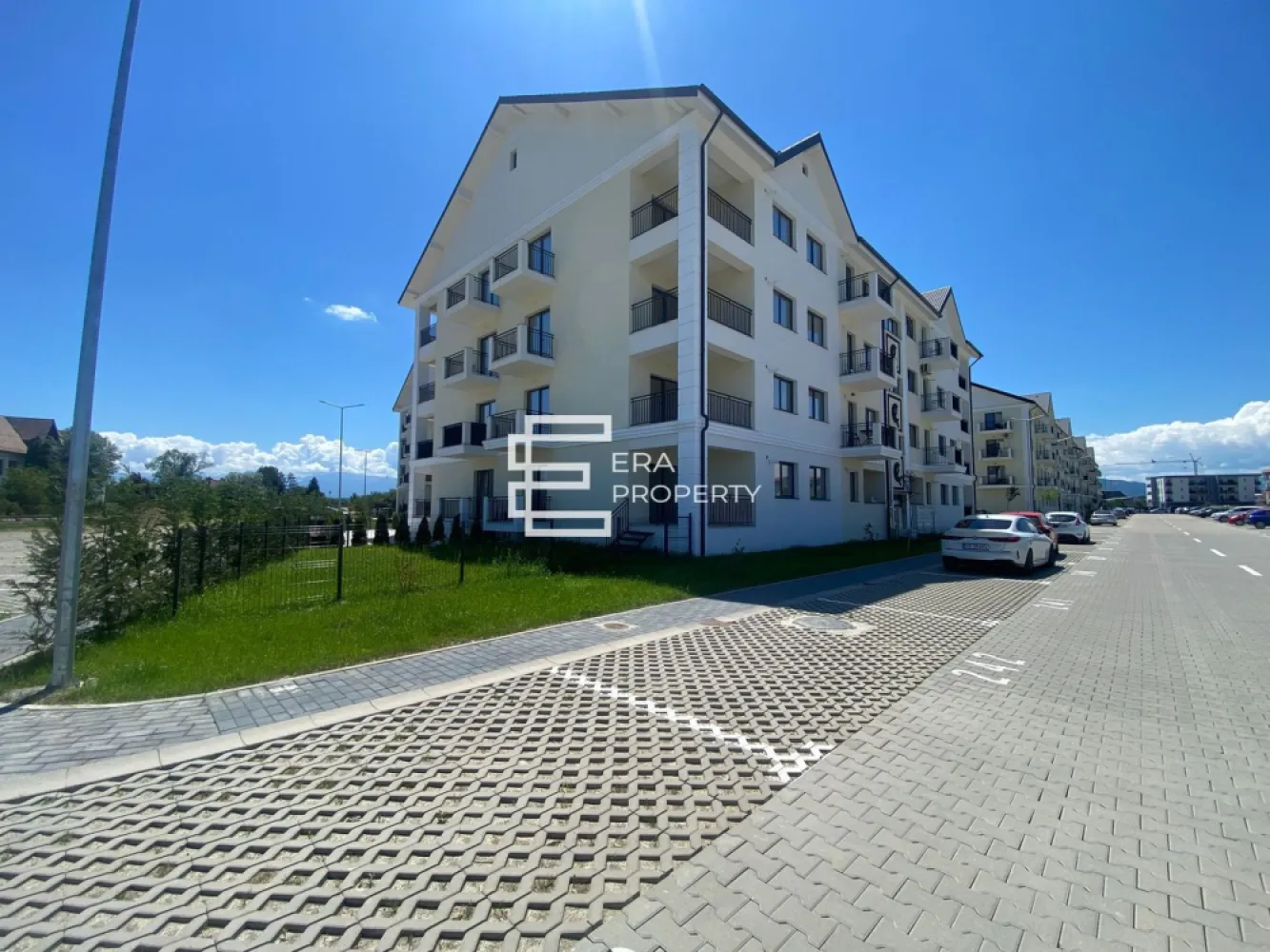 Apartament 3 camere, 80 mp,gradina 42 mp - Selimbar - Apartament 3 camere, 80 mp, gradina 42 mp,terasă – Șelimbăr zona Brana

 *** Comision 0!***

Descoperă un apartament spațios și bine compartimentat, situat într-un bloc modern cu regim de înălțime P+3E prevazut cu lift, amplasat într-o zonă liniștită, ideală pentru un stil de viață echilibrat. Cu o suprafață utilă de 71 mp, locuința oferă un mix perfect între confort, funcționalitate și design modern.

Suprafata utila : 80 mp
Suprafata gradina: 42 mp
Compartimentare eficientă: 
-Hol generos cu spații de depozitare optimizate
-Living spațios (20.40 mp) – perfect pentru relaxare și socializare
-2 dormitoare (13.93 mp și 12.67 mp) – spații intime și confortabile
-Bucătărie (7.13 mp) – ideală pentru gătit și servirea mesei în familie
-2 băi complet echipate (4.02 mp și 5.17 mp) – un plus de confort și funcționalitate
- Terasă de 8.91 mp + balcon de 3.39 mp – locuri perfecte pentru relaxare în aer liber

-Apartamentul dispune de 2 locuri de parcare private
-Predare la ALB
*Pereți tencuiți și gletuiți, pregătiți pentru vopsea/lavabilă
*Uși și ferestre montate 3 foi de sticla , 5 camere.
*Instalații electrice si sanitare trase pe poziție .
*Centrală, incalzire in pardoseala.
*Șapă elicopterizata.
* Contoare de utilități (apă, gaz, curent)
Acest apartament este ideal pentru cei care își doresc un cămin elegant, confortabil și situat într-o zonă liniștită, dar accesibilă. Te bucuri de toate avantajele unui stil de viață modern, într-un cadru sigur și armonios.

* Modalități de plată acceptate: cash / credit bancar.

Pret: 167 000 euro (tva de 21 inclus) 

* Contactează-ne acum pentru a programa o vizionare! 

Ansamblu rezidențial format din 6 blocuri elegante, situat pe strada Nicolae Brana, în zona de Sud-Est a Sibiului, la doar câteva minute de Shopping City și LIDL.

✔️ Apartamente cu 1, 2 și 3 camere (37 – 74 mp)
✔️ Lift, parcare inclusă, spații comerciale și loc de joacă
✔️ Finisaje premium: încălzire în pardoseală, centrală proprie, tâmplărie Salamander cu 3 foi de sticlă
✔️ Fațade decorative, izolație termică completă
✔️ Acces securizat, drumuri asfaltate, contorizare separată
✔️ Aproape de transport public, școli și zone comerciale

📍 Locație: Șelimbăr – acces rapid către Sibiu și facilități urbane complete
