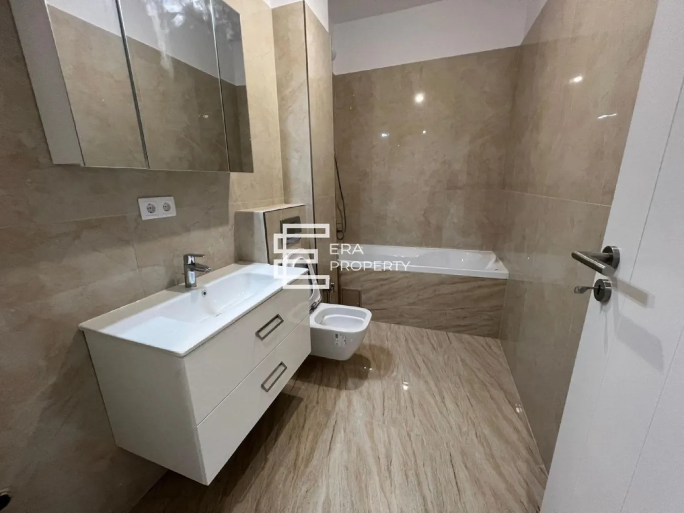 Apartament 3 camere, 80 mp,gradina 42 mp - Selimbar - Apartament 3 camere, 80 mp, gradina 42 mp,terasă – Șelimbăr zona Brana

 *** Comision 0!***

Descoperă un apartament spațios și bine compartimentat, situat într-un bloc modern cu regim de înălțime P+3E prevazut cu lift, amplasat într-o zonă liniștită, ideală pentru un stil de viață echilibrat. Cu o suprafață utilă de 71 mp, locuința oferă un mix perfect între confort, funcționalitate și design modern.

Suprafata utila : 80 mp
Suprafata gradina: 42 mp
Compartimentare eficientă: 
-Hol generos cu spații de depozitare optimizate
-Living spațios (20.40 mp) – perfect pentru relaxare și socializare
-2 dormitoare (13.93 mp și 12.67 mp) – spații intime și confortabile
-Bucătărie (7.13 mp) – ideală pentru gătit și servirea mesei în familie
-2 băi complet echipate (4.02 mp și 5.17 mp) – un plus de confort și funcționalitate
- Terasă de 8.91 mp + balcon de 3.39 mp – locuri perfecte pentru relaxare în aer liber

-Apartamentul dispune de 2 locuri de parcare private
-Predare la ALB
*Pereți tencuiți și gletuiți, pregătiți pentru vopsea/lavabilă
*Uși și ferestre montate 3 foi de sticla , 5 camere.
*Instalații electrice si sanitare trase pe poziție .
*Centrală, incalzire in pardoseala.
*Șapă elicopterizata.
* Contoare de utilități (apă, gaz, curent)
Acest apartament este ideal pentru cei care își doresc un cămin elegant, confortabil și situat într-o zonă liniștită, dar accesibilă. Te bucuri de toate avantajele unui stil de viață modern, într-un cadru sigur și armonios.

* Modalități de plată acceptate: cash / credit bancar.

Pret: 167 000 euro (tva de 21 inclus) 

* Contactează-ne acum pentru a programa o vizionare! 

Ansamblu rezidențial format din 6 blocuri elegante, situat pe strada Nicolae Brana, în zona de Sud-Est a Sibiului, la doar câteva minute de Shopping City și LIDL.

✔️ Apartamente cu 1, 2 și 3 camere (37 – 74 mp)
✔️ Lift, parcare inclusă, spații comerciale și loc de joacă
✔️ Finisaje premium: încălzire în pardoseală, centrală proprie, tâmplărie Salamander cu 3 foi de sticlă
✔️ Fațade decorative, izolație termică completă
✔️ Acces securizat, drumuri asfaltate, contorizare separată
✔️ Aproape de transport public, școli și zone comerciale

📍 Locație: Șelimbăr – acces rapid către Sibiu și facilități urbane complete