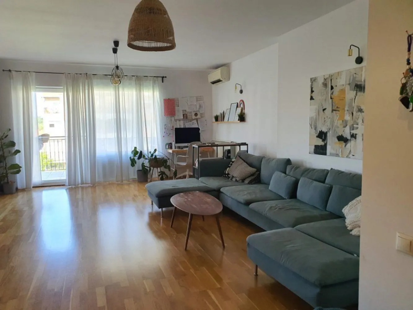 Pipera Ibiza sol complex , 4 camera - Va propun spre inchiriere un apartament cu 4 camere mobilat compet lux , situat în Pipera langa Școala Americană.
Apartamentul este situat la etajul 2 din 3 într-un bloc ce a fost construit și dat în folosință în anul 2008. Imobilul este situat in apropiere de stație de autobuz, scoli, licee si gradinite de prestigiu cu acces facil catre Soseaua de Centura a Bucurestiului si Erou Iancu Nicolae.
Dispune de 2 locuri de parcare si boxa la subteran incluse în preț.
Acces nelimitat către cele doua piscine exterioare și spațiile de joaca și relaxare perfecte atat pentru cei mici cat si pentru cei mari.
Apartamentul are 3 dormitoare, 1 living generos, bucătărie total echipata, 2 dressing-uri build-in, 2 băii, 2 terase, grătar cu lemne, șemineu funcțional.