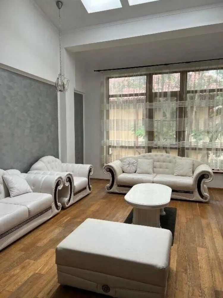Ag BRASADAS închiriază -PENTHOUSE LUX - BANEASA. - Agenția BRASADAS închiriază in Baneasa Petrom City - Apartament/Penthouse de lux in vila cu 2 apartamente, spatiu de relaxare in curte de 200 mp.
Penthouse cu living spatios, cu deschidere pe doua nivele, scara interioara, climatizare, parchet din lemn masiv, usi Pinum. 
Este amenajat modern cu materiale de lux, bucatarie mobilata si complet utilata (chiuveta+ baterie Franke, combina frigorifica Samsung, mobila bucatarie Belgia, mobilier Danemarca, masina de spalat vase, aragaz, hota). Baile sunt utilate complet (cada, cabina de dus, mobilier, masina de spalat rufe+ uscator Whirlpool), living mobilat modern. Dormitoarele sunt mobilate complet cu dressing-uri, paturi de 2 persoane, noptiere, masa toaleta. Terasa din lemn, de la etaj, amenajata, poate fi utilizata pentru spatiu privat de relaxare. 
Apartamentul este nou renovat.
Cartierul este civilizat si linistit. Strazile au copaci, plante si verdeata, bulevardul este asfaltat. 
In apropiere sunt gradinite, scoli (Scoala Europeana, Scoala Germana, Scoala Publica,, etc), licee si universitati. Are acces direct la mijloace de transport in comun metrou si autobuz, iar Complexul Baneasa si Scoala Americana, Cartierul Francez sau Parcul Herastrau si Bd. Kiseleff sunt la 5-7 minute de mers cu masina.
Certificatul energetic este in curs de emitere.
Chiria de 1350 euro pe luna, impreuna cu garantia de 1350 euro, se vor achita la semnarea contractului.
Dorim sa inchiriem apartamentul pe timp indelungat, cel putin 2 ani, cu prelungire la cate 12 luni, pentru rezidenta sau firma. Apartamentul si curtea se vor preda la eliberare in aceeasi stare in care au fost primite, cu toate obiectele din inventar intacte si folosite corespunzator, evaluandu-se starea fiecaruia la preluare ( se accepta doar uzura rezonabila), iar facturile vor fi achitate la zi.

www.brasadas.com.