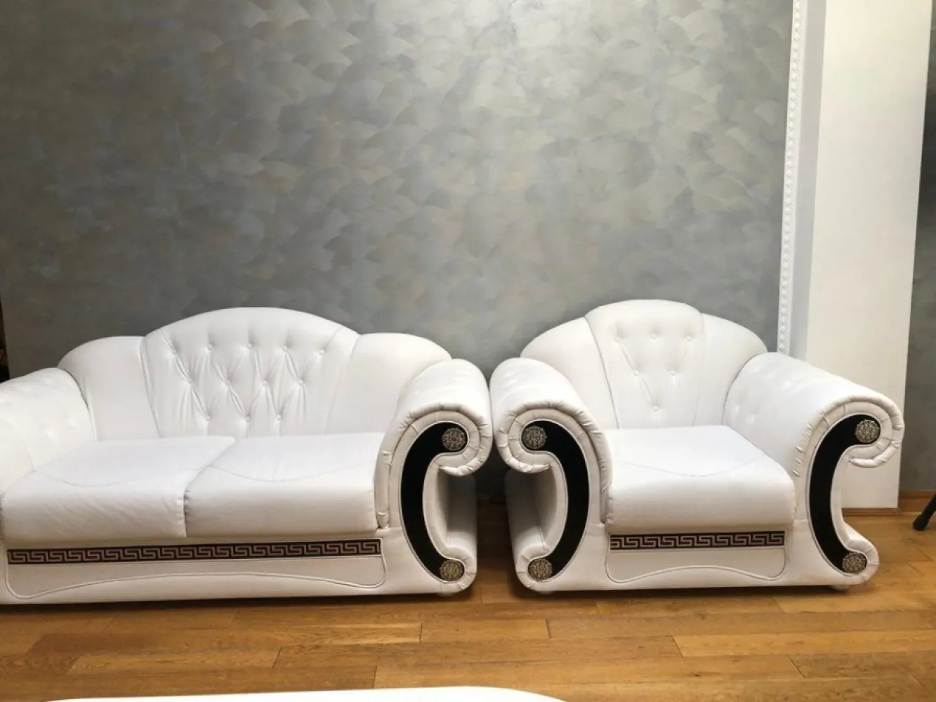 Ag BRASADAS închiriază -PENTHOUSE LUX - BANEASA. - Agenția BRASADAS închiriază in Baneasa Petrom City - Apartament/Penthouse de lux in vila cu 2 apartamente, spatiu de relaxare in curte de 200 mp.
Penthouse cu living spatios, cu deschidere pe doua nivele, scara interioara, climatizare, parchet din lemn masiv, usi Pinum. 
Este amenajat modern cu materiale de lux, bucatarie mobilata si complet utilata (chiuveta+ baterie Franke, combina frigorifica Samsung, mobila bucatarie Belgia, mobilier Danemarca, masina de spalat vase, aragaz, hota). Baile sunt utilate complet (cada, cabina de dus, mobilier, masina de spalat rufe+ uscator Whirlpool), living mobilat modern. Dormitoarele sunt mobilate complet cu dressing-uri, paturi de 2 persoane, noptiere, masa toaleta. Terasa din lemn, de la etaj, amenajata, poate fi utilizata pentru spatiu privat de relaxare. 
Apartamentul este nou renovat.
Cartierul este civilizat si linistit. Strazile au copaci, plante si verdeata, bulevardul este asfaltat. 
In apropiere sunt gradinite, scoli (Scoala Europeana, Scoala Germana, Scoala Publica,, etc), licee si universitati. Are acces direct la mijloace de transport in comun metrou si autobuz, iar Complexul Baneasa si Scoala Americana, Cartierul Francez sau Parcul Herastrau si Bd. Kiseleff sunt la 5-7 minute de mers cu masina.
Certificatul energetic este in curs de emitere.
Chiria de 1350 euro pe luna, impreuna cu garantia de 1350 euro, se vor achita la semnarea contractului.
Dorim sa inchiriem apartamentul pe timp indelungat, cel putin 2 ani, cu prelungire la cate 12 luni, pentru rezidenta sau firma. Apartamentul si curtea se vor preda la eliberare in aceeasi stare in care au fost primite, cu toate obiectele din inventar intacte si folosite corespunzator, evaluandu-se starea fiecaruia la preluare ( se accepta doar uzura rezonabila), iar facturile vor fi achitate la zi.

www.brasadas.com.