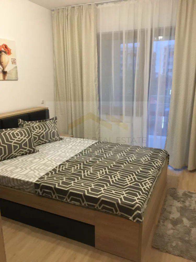 Apartament 2 camere de închiriat | Cartierul Solar | Parcare subterană inclusă - B-North Real Estate vă propune spre închiriere un apartament modern cu 2 camere, situat în ansamblul rezidențial Cartierul Solar, pe Bulevardul Metalurgiei nr. 132. Apartamentul se află la etajul 1 din 4, beneficiază de vedere către parc și este complet mobilat și utilat, fiind pregătit pentru mutare imediată.

Caracteristici principale:

Apartament cu 2 camere
Compartimentare decomandată
Suprafață utilă: 65 mp
Living generos de 20 mp
Bucătărie închisă
Etaj 1 din 4
Lift
Vedere către parc
Parcare subterană inclusă

Dotări și beneficii:

Mobilier modern, complet nou
Centrală termică proprie
Bucătărie complet mobilată și utilată
Spații generoase și compartimentare eficientă
Disponibil pentru mutare imediată
Facilități ale complexului
Complex rezidențial închis
Parc privat
Piscină
Restaurant
Salon de înfrumusețare
Magazine La Doi Pași și Carrefour Express

Avantaje locație:

Cartierul Solar – Bulevardul Metalurgiei nr. 132
Acces rapid către stația de metrou Dimitrie Leonida
În apropiere de Parcul Tudor Arghezi
La câteva minute de Metro Berceni, Jumbo și Auchan
Acces facil către principalele artere și mijloacele de transport

Preț și condiții:

Chirie: 500 euro/lună

Pentru informații suplimentare și programarea unei vizionări, contactați B-North Real Estate.
