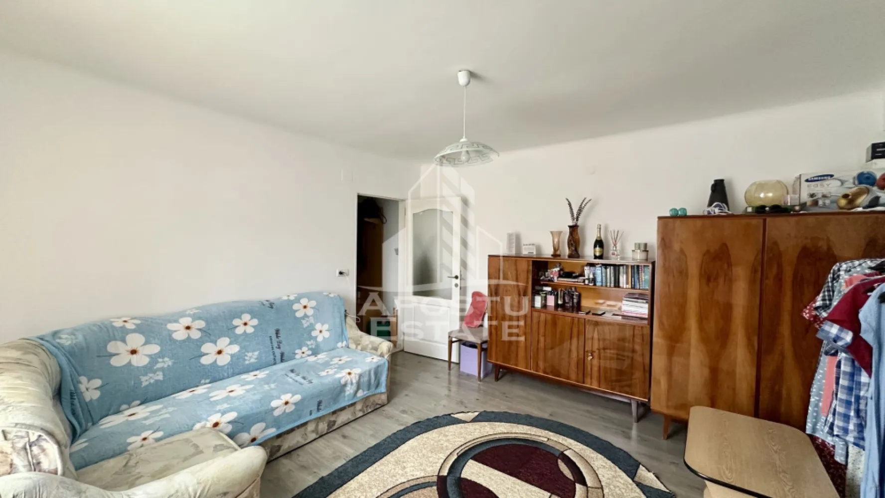 Apartament cu 2 camere, etajul 1, Universitatea de Vest - APOSTU ESTATE va propune spre vanzare un apartament cu 2 camere, decomandat, situat la etajul 1 al unui imobil construit in anul 1980, amplasat intr-o zona excelenta, in imediata apropiere a Universitatii de Vest. Proprietatea beneficiaza de acces facil catre mijloace de transport in comun, scoli, magazine, restaurante, parcuri si numeroase puncte de interes, fiind ideala atat pentru locuit, cat si pentru investitie.

Apartamentul are o suprafata utila de 46 mp si este compartimentat eficient, oferind un spatiu confortabil si functional.

Compartimentare:

hol de acces;
bucatarie separata, prevazuta cu debara;
living luminos;
dormitor;
baie dotata cu cabina de dus.

Locuinta este echipata cu centrala termica proprie si aer conditionat, asigurand un confort sporit pe tot parcursul anului.

Apartamentul se vinde complet mobilat si utilat, fiind pregatit pentru mutare imediata, fara a necesita investitii suplimentare.

Datorita pozitionarii excelente, in apropierea Universitatii de Vest, aceasta proprietate reprezinta o alegere foarte buna atat pentru o locuinta proprie, cat si pentru inchiriere, avand un potential investitional ridicat.

Pentru mai multe informatii sau pentru programarea unei vizionari, va stam cu drag la dispozitie!
CP3208946