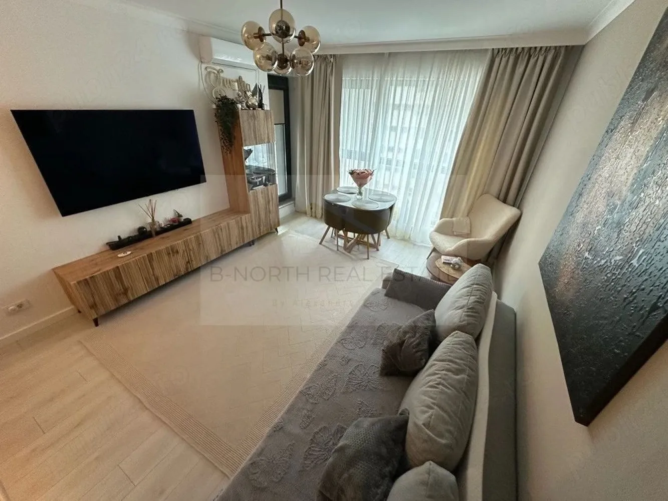 Apartament 2 camere de închiriat | Onix Park Pipera | Parcare subterană inclusă - B-North Real Estate vă propune spre închiriere un apartament modern cu 2 camere, situat în complexul rezidențial Onix Park Pipera, în zona Aviației, aproape de rondul OMV. Apartamentul este amplasat la etajul 6 din 11, are o suprafață utilă de 50,5 mp plus un balcon de 5,8 mp și este complet mobilat și utilat, fiind disponibil pentru mutare imediată.

Caracteristici principale:

Apartament cu 2 camere
Compartimentare decomandată
Suprafață utilă: 50,5 mp
Balcon: 5,8 mp
Etaj 6 din 11
Bucătărie închisă
Dressing
Baie + grup sanitar de serviciu
Loc de parcare subteran inclus

Dotări și beneficii:

Încălzire în pardoseală
Centrală termică proprie
Termostat Wi-Fi
Aer condiționat
Videointerfon
2 televizoare LG OLED
Draperii electrice cu control din aplicație
Canapea extensibilă
Mașină de spălat vase Whirlpool
Cuptor electric Whirlpool
Hotă
Frigider Samsung
Mașină de spălat rufe cu uscător
Blat de bucătărie din granit
Finisaje și feronerie premium
Facilitățile complexului
Complex rezidențial cu acces securizat
Barieră și pază permanentă
Acces rapid către zona de birouri Pipera și Aviației

Avantaje locație:

Onix Park Pipera – zona Aviației
Aproape de rondul OMV
Acces facil către Promenada Mall, Pipera Plaza și principalele centre de afaceri
Mijloace de transport și stația de metrou Pipera în apropiere

Preț și condiții:

Chirie: 700 euro/lună
Se achită o lună de chirie și echivalentul a două luni de garanție

Pentru informații suplimentare și programarea unei vizionări, contactați B-North Real Estate.