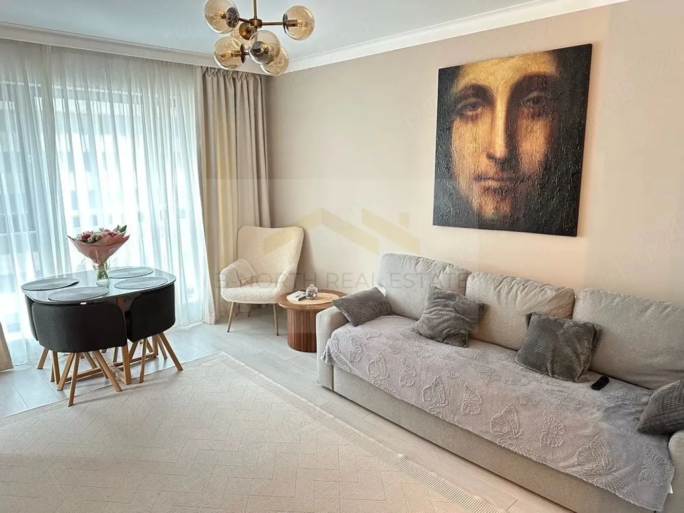 Apartament 2 camere de închiriat | Onix Park Pipera | Parcare subterană inclusă - B-North Real Estate vă propune spre închiriere un apartament modern cu 2 camere, situat în complexul rezidențial Onix Park Pipera, în zona Aviației, aproape de rondul OMV. Apartamentul este amplasat la etajul 6 din 11, are o suprafață utilă de 50,5 mp plus un balcon de 5,8 mp și este complet mobilat și utilat, fiind disponibil pentru mutare imediată.

Caracteristici principale:

Apartament cu 2 camere
Compartimentare decomandată
Suprafață utilă: 50,5 mp
Balcon: 5,8 mp
Etaj 6 din 11
Bucătărie închisă
Dressing
Baie + grup sanitar de serviciu
Loc de parcare subteran inclus

Dotări și beneficii:

Încălzire în pardoseală
Centrală termică proprie
Termostat Wi-Fi
Aer condiționat
Videointerfon
2 televizoare LG OLED
Draperii electrice cu control din aplicație
Canapea extensibilă
Mașină de spălat vase Whirlpool
Cuptor electric Whirlpool
Hotă
Frigider Samsung
Mașină de spălat rufe cu uscător
Blat de bucătărie din granit
Finisaje și feronerie premium
Facilitățile complexului
Complex rezidențial cu acces securizat
Barieră și pază permanentă
Acces rapid către zona de birouri Pipera și Aviației

Avantaje locație:

Onix Park Pipera – zona Aviației
Aproape de rondul OMV
Acces facil către Promenada Mall, Pipera Plaza și principalele centre de afaceri
Mijloace de transport și stația de metrou Pipera în apropiere

Preț și condiții:

Chirie: 700 euro/lună
Se achită o lună de chirie și echivalentul a două luni de garanție

Pentru informații suplimentare și programarea unei vizionări, contactați B-North Real Estate.