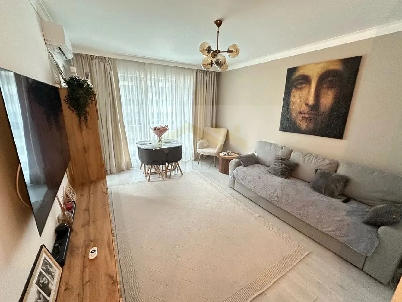 Apartament 2 camere de închiriat | Onix Park Pipera | Parcare subterană inclusă - B-North Real Estate vă propune spre închiriere un apartament modern cu 2 camere, situat în complexul rezidențial Onix Park Pipera, în zona Aviației, aproape de rondul OMV. Apartamentul este amplasat la etajul 6 din 11, are o suprafață utilă de 50,5 mp plus un balcon de 5,8 mp și este complet mobilat și utilat, fiind disponibil pentru mutare imediată.

Caracteristici principale:

Apartament cu 2 camere
Compartimentare decomandată
Suprafață utilă: 50,5 mp
Balcon: 5,8 mp
Etaj 6 din 11
Bucătărie închisă
Dressing
Baie + grup sanitar de serviciu
Loc de parcare subteran inclus

Dotări și beneficii:

Încălzire în pardoseală
Centrală termică proprie
Termostat Wi-Fi
Aer condiționat
Videointerfon
2 televizoare LG OLED
Draperii electrice cu control din aplicație
Canapea extensibilă
Mașină de spălat vase Whirlpool
Cuptor electric Whirlpool
Hotă
Frigider Samsung
Mașină de spălat rufe cu uscător
Blat de bucătărie din granit
Finisaje și feronerie premium
Facilitățile complexului
Complex rezidențial cu acces securizat
Barieră și pază permanentă
Acces rapid către zona de birouri Pipera și Aviației

Avantaje locație:

Onix Park Pipera – zona Aviației
Aproape de rondul OMV
Acces facil către Promenada Mall, Pipera Plaza și principalele centre de afaceri
Mijloace de transport și stația de metrou Pipera în apropiere

Preț și condiții:

Chirie: 700 euro/lună
Se achită o lună de chirie și echivalentul a două luni de garanție

Pentru informații suplimentare și programarea unei vizionări, contactați B-North Real Estate.