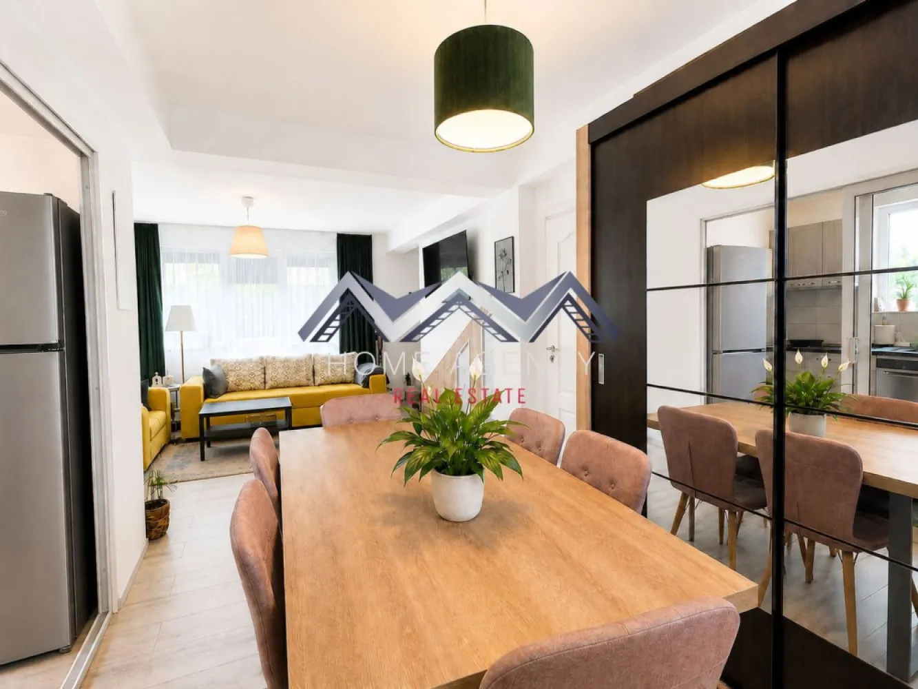 Casă single P+1 | curte amenajată | Tunari - Otopeni - Există case care impresionează prin dimensiuni și există case care te fac să te simți acasă din primul moment. Această proprietate din zona Otopeni–Tunari face parte din cea de-a doua categorie.

Construită în 2020 și amplasată pe un teren de 261 mp, locuința oferă un spațiu eficient compartimentat, ideal pentru un cuplu sau o familie care își dorește confort, intimitate și o curte de care să se bucure în fiecare zi.

La parter regăsim zona de living cu dining, luminoasă și primitoare, o bucătărie retrasă, închisă cu sticlă, o baie cu duș walk-in și spații de depozitare atent gândite, inclusiv sub scară. Etajul este dedicat odihnei și cuprinde două dormitoare spațioase, dintre care unul beneficiază de acces către balcon, precum și o baie generoasă cu cadă. De la acest nivel se face accesul spre pod, un spațiu suplimentar pentru depozitare.

Farmecul acestei proprietăți se regăsește însă și în exterior. Curtea este amenajată cu vegetație matură, care oferă intimitate și creează o atmosferă relaxantă pe tot parcursul anului. Terasa acoperită, amenajată în stil foișor, devine locul perfect pentru cafeaua de dimineață, mesele în familie sau serile petrecute alături de prieteni. În plus, proprietatea dispune de magazie și spații suplimentare de depozitare, extrem de utile pentru organizarea eficientă a locuinței.

Poziționarea reprezintă un alt avantaj important: într-o zonă liniștită, aproape de pădure, dar totodată la câteva minute de magazine, restaurante, școli, grădinițe și principalele puncte de interes din Otopeni, Tunari și nu numai.

O casă cochetă, bine întreținută și pregătită pentru noii proprietari, care îmbină perfect confortul unei locuințe moderne cu liniștea unei zone apropiate de natură.

Programează acum o vizionare!