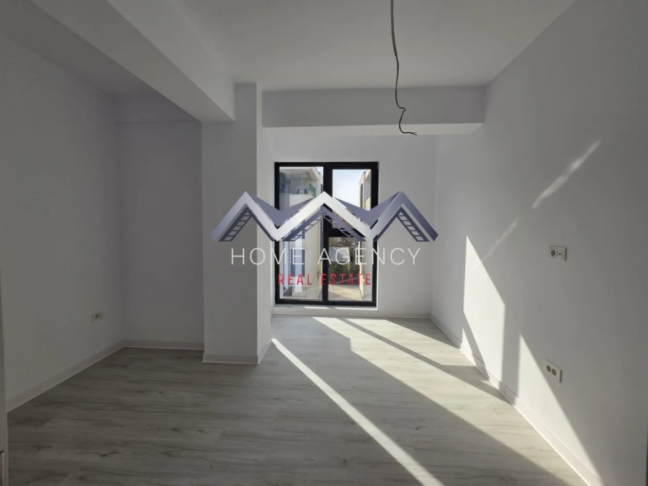 Apartament 2 camere , central Otopeni | Comision 0 | - Vă propunem, spre vânzare, un apartament cu 2 camere, situat în centrul orașului Otopeni, într-un imobil modern (D+P+3). Această locuință combină confortul unui cămin primitor cu funcționalitatea unei investiții inteligente, fiind potrivită atât pentru locuit, cât și pentru închiriere pe termen lung sau regim hotelier (Airbnb, Booking).

Zona în care este amplasat apartamentul oferă liniște și acces rapid la tot ce ai nevoie zilnic: supermarketuri, restaurante, bănci, farmacii, piață și transport public. Conectivitatea este excelentă: DN1, Aeroportul Henri Coandă, Centura București și viitoarea stație de metrou sunt la doar câteva minute.

Compartimentarea imobilului este foarte practică și inteligent gândită. Livingul este luminos, iar bucătăria separată asigură intimitate și confort pentru gătit, în timp ce dormitorul beneficiază de acces spre balcon, creând un colț privat de relaxare. Baia este modern utilată, iar holul de la intrare permite amenajarea unor spatii de depozitare suplimentare. 

Confortul termic este garantat de centrala proprie și sistemul de încălzire în pardoseală, pentru un ambient plăcut. Apartamentul se predă cu finisaje moderne și de calitate superioară – parchet, gresie și faianță – astfel încât noul proprietar să se poată muta imediat.

Toate utilitățile sunt contorizate individual și racordate la rețele publice, iar apartamentul dispune de loc de parcare propriu inclus, un avantaj semnificativ în zona centrală a Otopeniului.

📸 Imaginile sunt reale. Vizionările sunt disponibile oricând, pentru a evalua calitatea construcției. Prețul afișat este final, include TVA 21% .

Nu rata oportunitatea de a locui sau investi într-un apartament modern, într-o zonă centrală, accesibilă și bine conectată. Programează acum o vizionare!