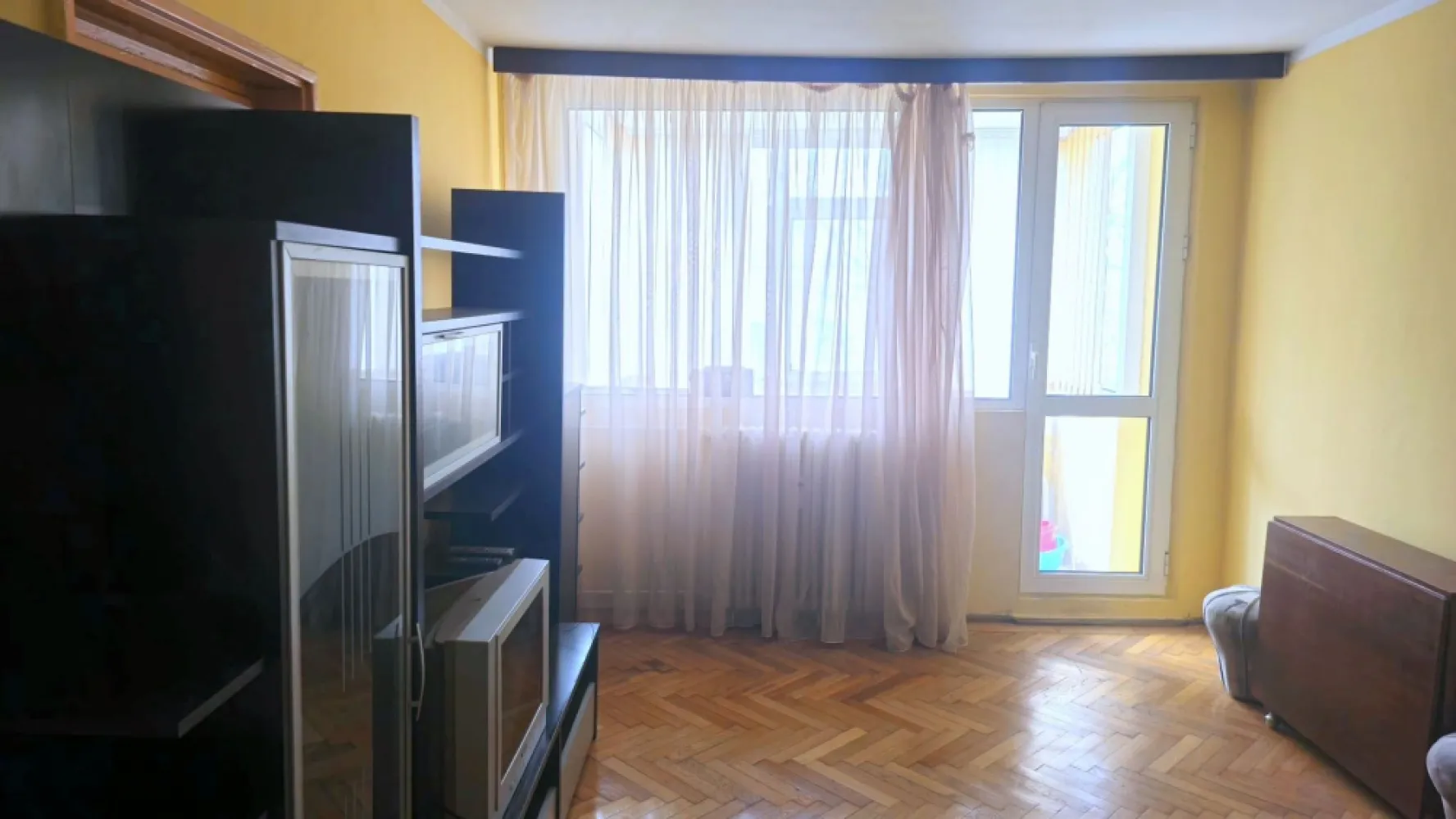 Apartament 3 camere de vanzare - Tiglina 1 - Strada Saturn - Etaj 2 - Va propunem spre vanzare, in exclusivitate, un apartament cu 3 camere, semidecomandat, situat in cartierul Tiglina 1, pe strada Saturn, la etajul 2 al unui imobil bine intretinut.

Proprietatea are o suprafata totala de 57 mp si beneficiaza de o compartimentare practica, fiind potrivita pentru o familie sau pentru cei care doresc sa isi amenajeze locuinta dupa propriul gust.
Apartamentul necesita renovare totala, oferind viitorului proprietar posibilitatea de a realiza un proiect personalizat, fara compromisuri.

Caracteristici:
3 camere semidecomandate
Etaj 2
Suprafata totala 57 mp
Balcon la sufragerie
Un singur grup sanitar prevazut cu geam pentru ventilatie naturala
Compartimentare functionala
Luminos si bine pozitionat

Avantaje ale zonei:
Cartier Tiglina 1, una dintre cele mai cautate zone din Galati
Aproape de scoli, gradinite si licee
Magazine, farmacii, banci si piata in imediata apropiere
Acces rapid la mijloace de transport in comun
Zona linistita, cu spatii verzi si numeroase facilitati urbane

Pret de tranzactionare: 65.000 Euro
Se accepta achizitia prin credit bancar.

Oferta este disponibila in exclusivitate prin Agentia Imobiliara MAG INVEST.

Pentru informatii suplimentare si programarea unei vizionari: Liliana Ene - 0746.252.252