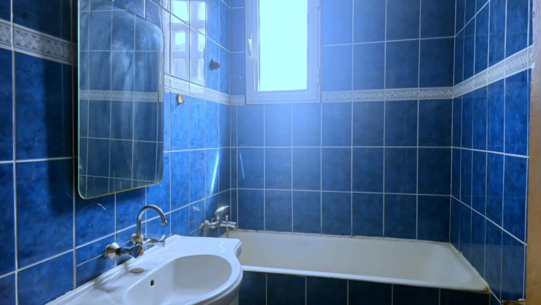 Apartament 3 camere de vanzare - Tiglina 1 - Strada Saturn - Etaj 2 - Va propunem spre vanzare, in exclusivitate, un apartament cu 3 camere, semidecomandat, situat in cartierul Tiglina 1, pe strada Saturn, la etajul 2 al unui imobil bine intretinut.

Proprietatea are o suprafata totala de 57 mp si beneficiaza de o compartimentare practica, fiind potrivita pentru o familie sau pentru cei care doresc sa isi amenajeze locuinta dupa propriul gust.
Apartamentul necesita renovare totala, oferind viitorului proprietar posibilitatea de a realiza un proiect personalizat, fara compromisuri.

Caracteristici:
3 camere semidecomandate
Etaj 2
Suprafata totala 57 mp
Balcon la sufragerie
Un singur grup sanitar prevazut cu geam pentru ventilatie naturala
Compartimentare functionala
Luminos si bine pozitionat

Avantaje ale zonei:
Cartier Tiglina 1, una dintre cele mai cautate zone din Galati
Aproape de scoli, gradinite si licee
Magazine, farmacii, banci si piata in imediata apropiere
Acces rapid la mijloace de transport in comun
Zona linistita, cu spatii verzi si numeroase facilitati urbane

Pret de tranzactionare: 65.000 Euro
Se accepta achizitia prin credit bancar.

Oferta este disponibila in exclusivitate prin Agentia Imobiliara MAG INVEST.

Pentru informatii suplimentare si programarea unei vizionari: Liliana Ene - 0746.252.252