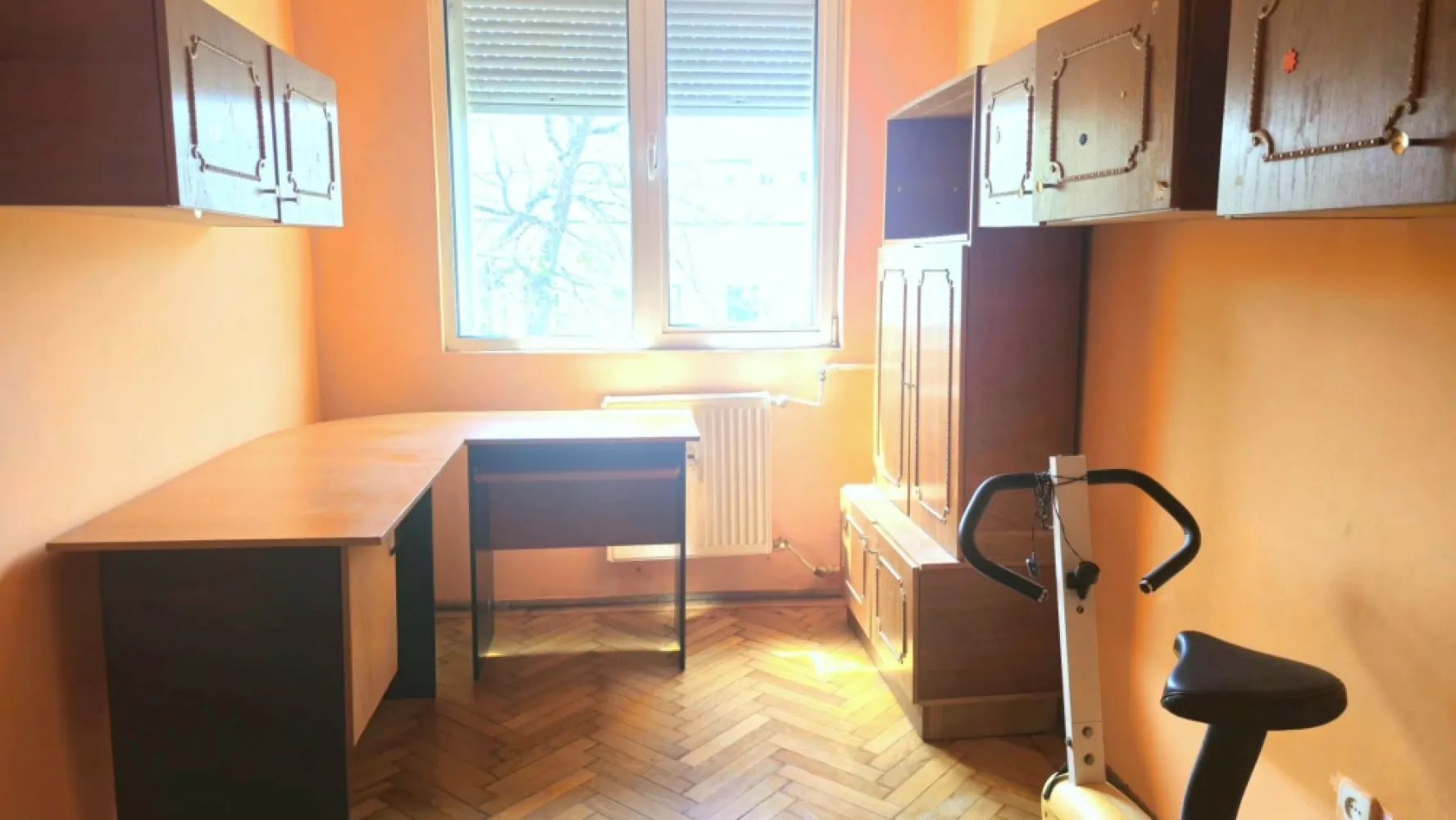 Apartament 3 camere de vanzare - Tiglina 1 - Strada Saturn - Etaj 2 - Va propunem spre vanzare, in exclusivitate, un apartament cu 3 camere, semidecomandat, situat in cartierul Tiglina 1, pe strada Saturn, la etajul 2 al unui imobil bine intretinut.

Proprietatea are o suprafata totala de 57 mp si beneficiaza de o compartimentare practica, fiind potrivita pentru o familie sau pentru cei care doresc sa isi amenajeze locuinta dupa propriul gust.
Apartamentul necesita renovare totala, oferind viitorului proprietar posibilitatea de a realiza un proiect personalizat, fara compromisuri.

Caracteristici:
3 camere semidecomandate
Etaj 2
Suprafata totala 57 mp
Balcon la sufragerie
Un singur grup sanitar prevazut cu geam pentru ventilatie naturala
Compartimentare functionala
Luminos si bine pozitionat

Avantaje ale zonei:
Cartier Tiglina 1, una dintre cele mai cautate zone din Galati
Aproape de scoli, gradinite si licee
Magazine, farmacii, banci si piata in imediata apropiere
Acces rapid la mijloace de transport in comun
Zona linistita, cu spatii verzi si numeroase facilitati urbane

Pret de tranzactionare: 65.000 Euro
Se accepta achizitia prin credit bancar.

Oferta este disponibila in exclusivitate prin Agentia Imobiliara MAG INVEST.

Pentru informatii suplimentare si programarea unei vizionari: Liliana Ene - 0746.252.252