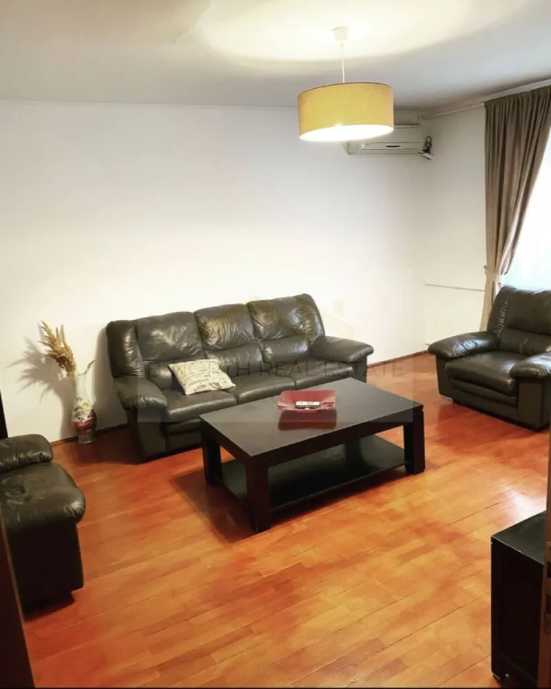 Apartament 3 camere de închiriat | Timpuri Noi – Mall Vitan | 2 băi | 2 balcoane - B-North Real Estate vă propune spre închiriere un apartament spațios cu 3 camere, situat la etajul 2 din 8 al unui bloc reabilitat termic, într-o zonă verde și liniștită, cu acces rapid către Timpuri Noi și Mall Vitan.
Apartamentul este complet mobilat și utilat, fiind ideal pentru o familie sau un cuplu care își dorește confort și acces facil către centrul orașului.

Caracteristici principale:

Apartament cu 3 camere
Etaj 2 din 8
Compartimentare practică și spațioasă
Complet mobilat și utilat
2 băi
2 balcoane (câte unul pentru fiecare dormitor)

Dotări și beneficii:

2 aparate de aer condiționat
Bloc reabilitat termic
Conectat la sistemul centralizat de încălzire (RADET), cu instalațiile din zonă modernizate
Zonă verde și liniștită
Disponibil pentru mutare imediată

Avantaje locație:

10 minute de mers pe jos până la stația de metrou Timpuri Noi
5 minute de mers pe jos până la București Mall Vitan
Loc de joacă la aproximativ 2 minute
Mega Image, Froo și Jerry's Pizza în imediata apropiere
Acces rapid către mijloace de transport, magazine și restaurante

Preț și condiții:

Chirie: 650 euro/lună

Pentru informații suplimentare și programarea unei vizionări, contactați B-North Real Estate.