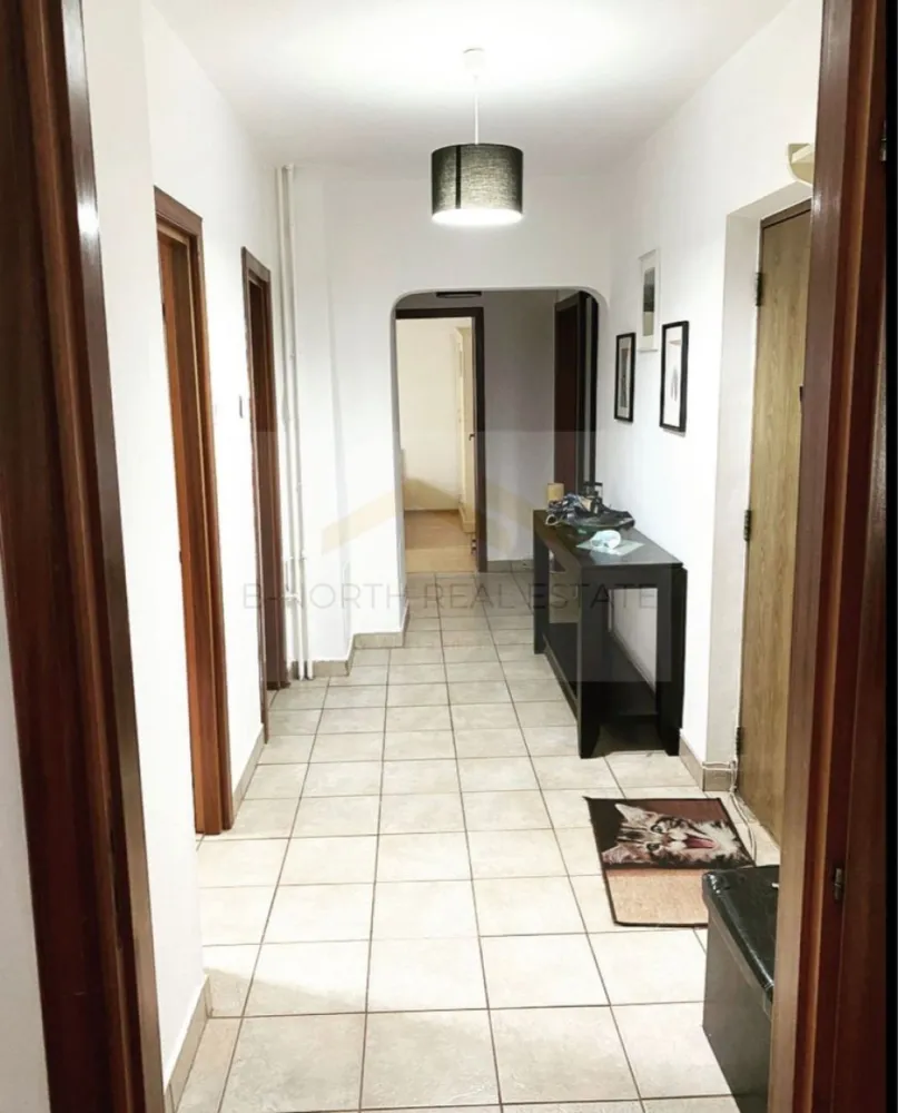 Apartament 3 camere de închiriat | Timpuri Noi – Mall Vitan | 2 băi | 2 balcoane - B-North Real Estate vă propune spre închiriere un apartament spațios cu 3 camere, situat la etajul 2 din 8 al unui bloc reabilitat termic, într-o zonă verde și liniștită, cu acces rapid către Timpuri Noi și Mall Vitan.
Apartamentul este complet mobilat și utilat, fiind ideal pentru o familie sau un cuplu care își dorește confort și acces facil către centrul orașului.

Caracteristici principale:

Apartament cu 3 camere
Etaj 2 din 8
Compartimentare practică și spațioasă
Complet mobilat și utilat
2 băi
2 balcoane (câte unul pentru fiecare dormitor)

Dotări și beneficii:

2 aparate de aer condiționat
Bloc reabilitat termic
Conectat la sistemul centralizat de încălzire (RADET), cu instalațiile din zonă modernizate
Zonă verde și liniștită
Disponibil pentru mutare imediată

Avantaje locație:

10 minute de mers pe jos până la stația de metrou Timpuri Noi
5 minute de mers pe jos până la București Mall Vitan
Loc de joacă la aproximativ 2 minute
Mega Image, Froo și Jerry's Pizza în imediata apropiere
Acces rapid către mijloace de transport, magazine și restaurante

Preț și condiții:

Chirie: 650 euro/lună

Pentru informații suplimentare și programarea unei vizionări, contactați B-North Real Estate.
