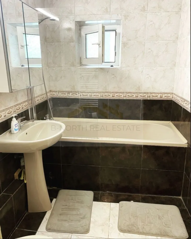 Apartament 3 camere de închiriat | Timpuri Noi – Mall Vitan | 2 băi | 2 balcoane - B-North Real Estate vă propune spre închiriere un apartament spațios cu 3 camere, situat la etajul 2 din 8 al unui bloc reabilitat termic, într-o zonă verde și liniștită, cu acces rapid către Timpuri Noi și Mall Vitan.
Apartamentul este complet mobilat și utilat, fiind ideal pentru o familie sau un cuplu care își dorește confort și acces facil către centrul orașului.

Caracteristici principale:

Apartament cu 3 camere
Etaj 2 din 8
Compartimentare practică și spațioasă
Complet mobilat și utilat
2 băi
2 balcoane (câte unul pentru fiecare dormitor)

Dotări și beneficii:

2 aparate de aer condiționat
Bloc reabilitat termic
Conectat la sistemul centralizat de încălzire (RADET), cu instalațiile din zonă modernizate
Zonă verde și liniștită
Disponibil pentru mutare imediată

Avantaje locație:

10 minute de mers pe jos până la stația de metrou Timpuri Noi
5 minute de mers pe jos până la București Mall Vitan
Loc de joacă la aproximativ 2 minute
Mega Image, Froo și Jerry's Pizza în imediata apropiere
Acces rapid către mijloace de transport, magazine și restaurante

Preț și condiții:

Chirie: 650 euro/lună

Pentru informații suplimentare și programarea unei vizionări, contactați B-North Real Estate.
