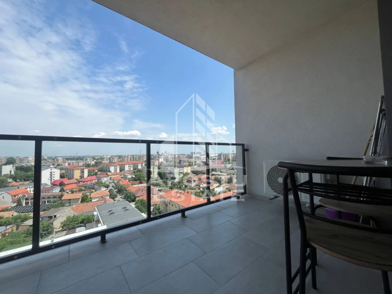 Apartament 2 camere+parcare, Adora Park - Apostu Estate va propune spre inchiriere apartament 2 Camere | Etaj 10 | Parcare Inclusă
Se oferă spre închiriere apartament premium cu 2 camere, situat la etajul 10 într-un imobil modern din cadrul complexului rezidențial Adora Park, una dintre cele mai apreciate dezvoltări rezidențiale din Arad

Apartamentul beneficiază de o compartimentare eficientă, spații bine proporționate și lumină naturală, precum și de un balcon .

Dotări și specificații
 • Încălzire în pardoseală cu reglaj pe două zone
 • Aer condiționat
 • Smart TV
 • Mașină de spălat rufe
 • Mașină de spălat vase
 • Sistem de alarmă
 • Senzori de gaz
 • Senzori de inundație
 • Două lifturi moderne în imobil
 • Acces securizat etc.

Locul de parcare este inclus în preț și este poziționat în fața blocului.

Apartamentul este complet mobilat și utilat, amenajat modern, cu finisaje și echipamente de calitate superioară, potrivit pentru chiriași care caută confort, siguranță și standarde ridicate de locuire.
Pentru mai multe detalii si vizionari, va rugam sa ne contactati.
CP3208607