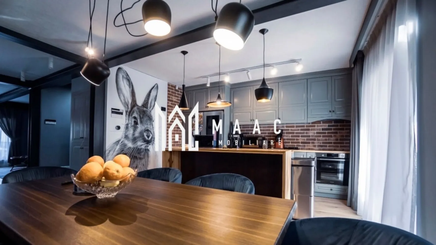 Casă deosebita Goranu-Ramnicu Valcea| 220mp util| 673 mp teren - MAAC IMOBILIARE vă propune spre vânzare o proprietate deosebită situată în cartierul Goranu, Râmnicu Vâlcea, într-o zonă apreciată pentru liniște, priveliște și accesul rapid către centrul orașului.

Această locuință reprezintă o oportunitate rară, îmbinând eleganța unei construcții moderne cu confortul unei curți amenajate pentru relaxare. Proprietatea este ideală pentru o familie care își dorește spațiu, intimitate și un stil de viață liniștit, aproape de natură.

Punctul forte – Grădina și Curtea

Proprietatea dispune de un teren de 673 mp, amenajat profesional, cu o grădină superbă ce creează un spațiu perfect pentru relaxare, petrecerea timpului în aer liber sau activități de familie.

Beneficiu unic:
Proprietatea include contract de întreținere activ pentru următorii 3 ani, ceea ce înseamnă că nu va trebui să vă preocupați de întreținerea grădinii. Tunsul gazonului, îngrijirea florilor și a plantelor sunt realizate de specialiști, fără costuri sau efort suplimentar din partea viitorului proprietar.

Detalii construcție

Suprafață utilă: 220 mp

Compartimentare ideală pentru o familie cu 2 copii

Camere spațioase și luminoase, care oferă confort și intimitate fiecărui membru al familiei

Finisaje premium

Stare excelentă, locuința fiind gata de mutare imediată, fără investiții necesare

Localizare

Situată în cartierul Goranu, proprietatea oferă acces rapid către centrul municipiului Râmnicu Vâlcea, păstrând în același timp avantajul unei zone liniștite de case, cu multă verdeață.

Această proprietate este locul unde confortul interior se întâlnește cu o oază de verdeață perfect întreținută, oferind un stil de viață relaxat și elegant.

Pentru mai multe informații sau pentru programarea unei vizionări, echipa MAAC IMOBILIARE vă stă la dispoziție.
CP2958888