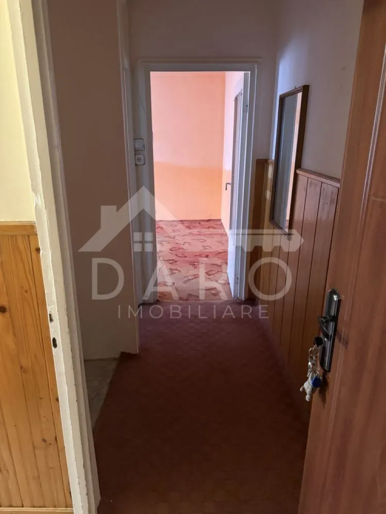 🏡 Apartament 2 camere de vânzare – Etaj 4 - 85.000 € - 🏡 Apartament 2 camere de vânzare – Etaj 4 | Zonă excelentă | Aproape de parcuri și centre culturale
Se oferă spre vânzare apartament cu 2 camere, situat la etajul 4 al unui bloc construit în anul 1990. Locuința are compartimentare nedecomandată și dispune de camere spațioase și luminoase, oferind un spațiu ideal pentru amenajarea unui cămin confortabil.
PRET: 85.000 €
📍 Compartimentare:
✔ living
✔ dormitor
✔ bucătărie
✔ baie
✔ hol
✨ Caracteristici:
✔ camere spațioase și luminoase
✔ apartament bine compartimentat
✔ ideal pentru locuință sau investiție
✔ posibilitate de personalizare după propriul gust
📍 Avantaje locație:
✔ aproape de parcuri și zone verzi
✔ în apropiere de muzee și teatre
✔ supermarketuri și magazine în zonă
✔ cafenele și restaurante la câțiva pași
✔ acces facil la transportul public
Zona oferă un echilibru perfect între liniște și acces rapid către punctele importante ale orașului.
📞 Pentru detalii și programarea unei vizionări:
Coman Maria – DARO Imobiliare & Kiwi Finance
📱 0749 535 729
💳 Ai nevoie de finanțare pentru achiziție?
Prin Kiwi Finance beneficiezi de:
✔ analiză gratuită pentru credit
✔ oferte de la peste 12 bănci
✔ negocierea dobânzii
✔ suport complet până la aprobarea creditului
🏡 DARO Imobiliare – găsim locuința potrivită.
💳 Kiwi Finance – te ajutăm să devii proprietar.