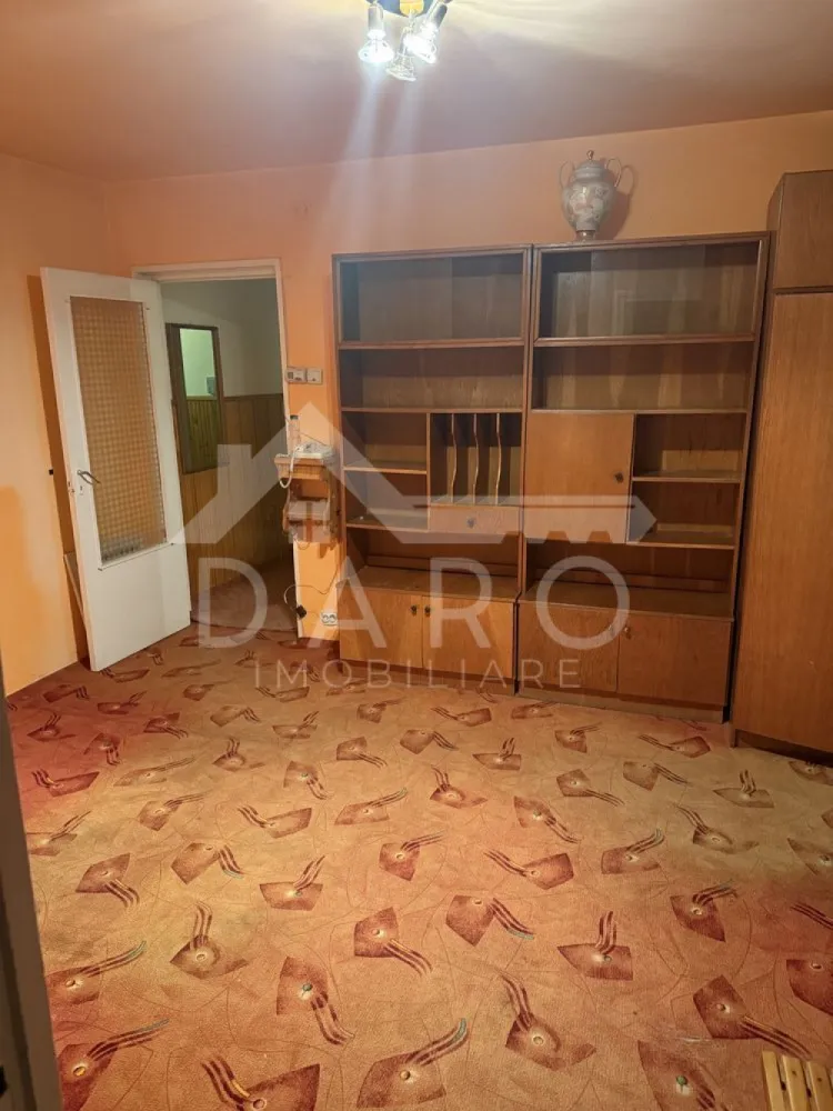 🏡 Apartament 2 camere de vânzare – Etaj 4 - 85.000 € - 🏡 Apartament 2 camere de vânzare – Etaj 4 | Zonă excelentă | Aproape de parcuri și centre culturale
Se oferă spre vânzare apartament cu 2 camere, situat la etajul 4 al unui bloc construit în anul 1990. Locuința are compartimentare nedecomandată și dispune de camere spațioase și luminoase, oferind un spațiu ideal pentru amenajarea unui cămin confortabil.
PRET: 85.000 €
📍 Compartimentare:
✔ living
✔ dormitor
✔ bucătărie
✔ baie
✔ hol
✨ Caracteristici:
✔ camere spațioase și luminoase
✔ apartament bine compartimentat
✔ ideal pentru locuință sau investiție
✔ posibilitate de personalizare după propriul gust
📍 Avantaje locație:
✔ aproape de parcuri și zone verzi
✔ în apropiere de muzee și teatre
✔ supermarketuri și magazine în zonă
✔ cafenele și restaurante la câțiva pași
✔ acces facil la transportul public
Zona oferă un echilibru perfect între liniște și acces rapid către punctele importante ale orașului.
📞 Pentru detalii și programarea unei vizionări:
Coman Maria – DARO Imobiliare & Kiwi Finance
📱 0749 535 729
💳 Ai nevoie de finanțare pentru achiziție?
Prin Kiwi Finance beneficiezi de:
✔ analiză gratuită pentru credit
✔ oferte de la peste 12 bănci
✔ negocierea dobânzii
✔ suport complet până la aprobarea creditului
🏡 DARO Imobiliare – găsim locuința potrivită.
💳 Kiwi Finance – te ajutăm să devii proprietar.