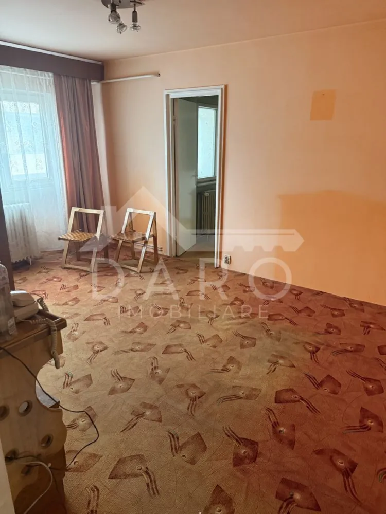 🏡 Apartament 2 camere de vânzare – Etaj 4 - 85.000 € - 🏡 Apartament 2 camere de vânzare – Etaj 4 | Zonă excelentă | Aproape de parcuri și centre culturale
Se oferă spre vânzare apartament cu 2 camere, situat la etajul 4 al unui bloc construit în anul 1990. Locuința are compartimentare nedecomandată și dispune de camere spațioase și luminoase, oferind un spațiu ideal pentru amenajarea unui cămin confortabil.
PRET: 85.000 €
📍 Compartimentare:
✔ living
✔ dormitor
✔ bucătărie
✔ baie
✔ hol
✨ Caracteristici:
✔ camere spațioase și luminoase
✔ apartament bine compartimentat
✔ ideal pentru locuință sau investiție
✔ posibilitate de personalizare după propriul gust
📍 Avantaje locație:
✔ aproape de parcuri și zone verzi
✔ în apropiere de muzee și teatre
✔ supermarketuri și magazine în zonă
✔ cafenele și restaurante la câțiva pași
✔ acces facil la transportul public
Zona oferă un echilibru perfect între liniște și acces rapid către punctele importante ale orașului.
📞 Pentru detalii și programarea unei vizionări:
Coman Maria – DARO Imobiliare & Kiwi Finance
📱 0749 535 729
💳 Ai nevoie de finanțare pentru achiziție?
Prin Kiwi Finance beneficiezi de:
✔ analiză gratuită pentru credit
✔ oferte de la peste 12 bănci
✔ negocierea dobânzii
✔ suport complet până la aprobarea creditului
🏡 DARO Imobiliare – găsim locuința potrivită.
💳 Kiwi Finance – te ajutăm să devii proprietar.