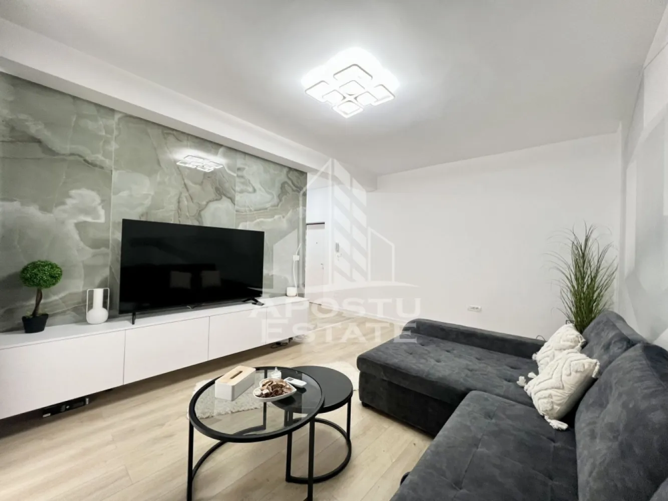 Apartament cu 2 camere de inchiriat, loc de parcare, Giroc - Agentia imobiliara APOSTU ESTATE va propune spre inchiriere un apartament cu 2 camere, spatios si luminos, situat in zona Giroc, o zona linistita si bine pozitionata la doar 5 minute de Timisoara, potrivit pentru cupluri sau familii la început de drum care isi doresc o locuinta unde sa se simta confortabil si cu acces facil catre scoli, statii de autobuz, supermarketuri , magazine de zona, parcuri.

Suprafata utila: 54 mp
Compartimentare eficienta:
- Bucatarie complet mobilata si utilata cu loc de luat masa
- Sufragerie spatioasa cu iesire directa pe balcon
- Dormitor cu pat matrimonial si iesire pe balcon
-Baie prevazuta cu cada si geam

Confort si facilitati:
- Incalzirea apartamentului: centrala proprie cu încălzire in pardoseala
- Apartamentul dispune de aer condiționat
- Apartamentul este complet mobilat si utilat

Localizare:
-Timis, zona Giroc– acces facil spre magazine, supermarketul Lidl, scoli, parcuri si mijloace de transport in comun.

Ideal pentru:
-Familii
-Cupluri

Disponibilitate: imediata
Programeaza o vizionare pentru a-ti putea imagina viitorul aici!
ID intern: CP3191307!