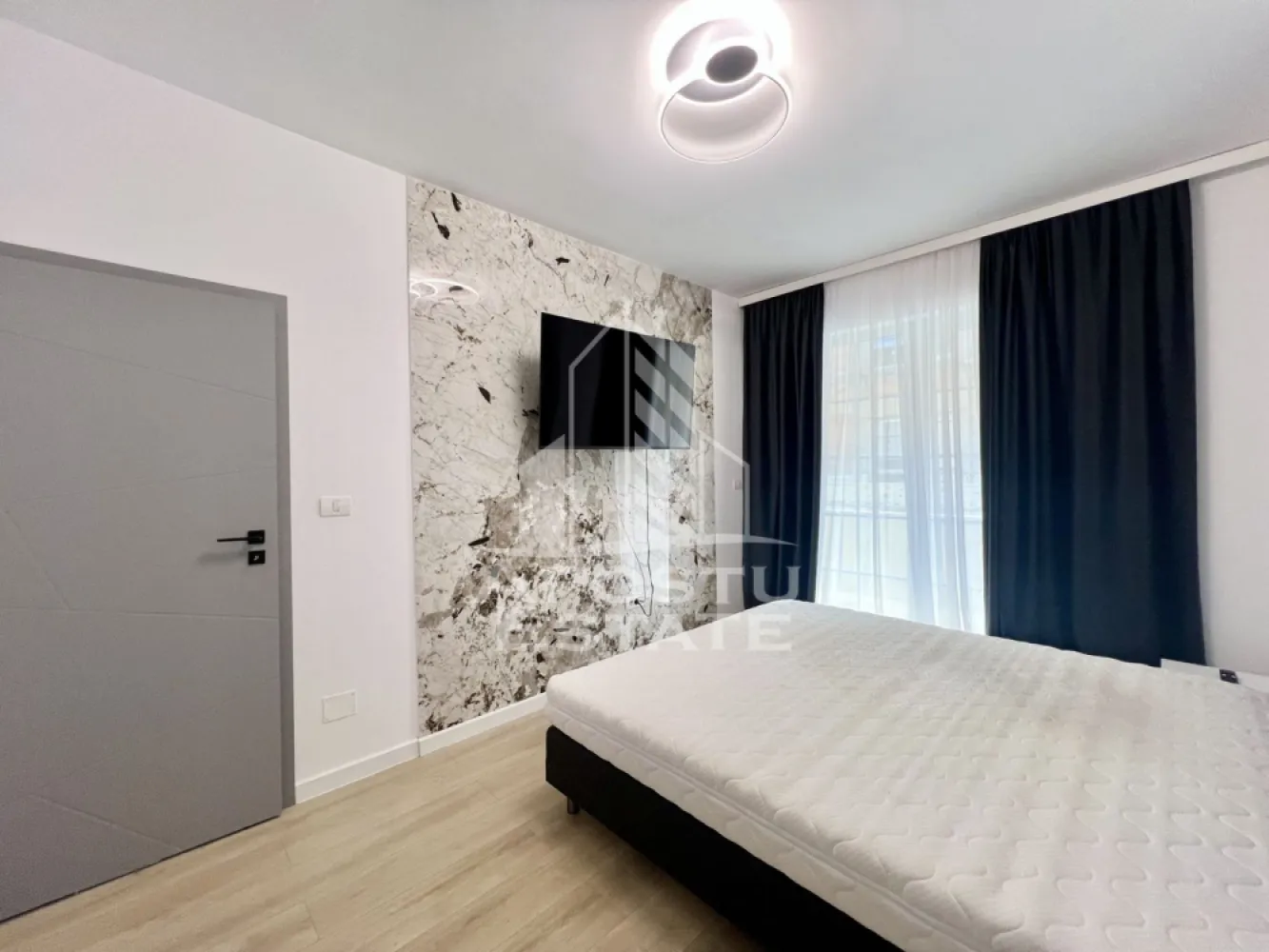 Apartament cu 2 camere de inchiriat, loc de parcare, Giroc - Agentia imobiliara APOSTU ESTATE va propune spre inchiriere un apartament cu 2 camere, spatios si luminos, situat in zona Giroc, o zona linistita si bine pozitionata la doar 5 minute de Timisoara, potrivit pentru cupluri sau familii la început de drum care isi doresc o locuinta unde sa se simta confortabil si cu acces facil catre scoli, statii de autobuz, supermarketuri , magazine de zona, parcuri.

Suprafata utila: 54 mp
Compartimentare eficienta:
- Bucatarie complet mobilata si utilata cu loc de luat masa
- Sufragerie spatioasa cu iesire directa pe balcon
- Dormitor cu pat matrimonial si iesire pe balcon
-Baie prevazuta cu cada si geam

Confort si facilitati:
- Incalzirea apartamentului: centrala proprie cu încălzire in pardoseala
- Apartamentul dispune de aer condiționat
- Apartamentul este complet mobilat si utilat

Localizare:
-Timis, zona Giroc– acces facil spre magazine, supermarketul Lidl, scoli, parcuri si mijloace de transport in comun.

Ideal pentru:
-Familii
-Cupluri

Disponibilitate: imediata
Programeaza o vizionare pentru a-ti putea imagina viitorul aici!
ID intern: CP3191307!