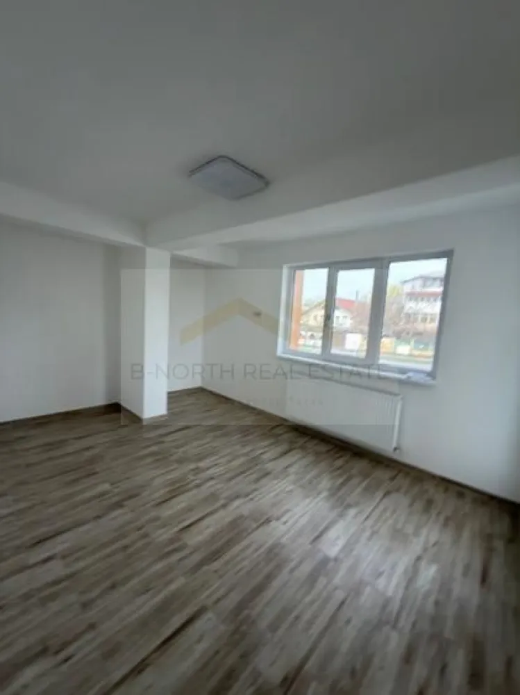 Spațiu pentru birou / cabinet de închiriat | Șoseaua Olteniței | Loc de parcare - B-North Real Estate vă propune spre închiriere un apartament cu 2 camere, situat într-un bloc nou, pe Șoseaua Olteniței nr. 20, Popești-Leordeni. Datorită poziției stradale și faptului că este nemobilat, spațiul este ideal pentru activități profesionale.
Apartamentul este amplasat la etajul 1, beneficiază de loc de parcare inclus și poate fi amenajat în funcție de necesitățile viitorului chiriaș.

Caracteristici principale:

Apartament 2 camere
Etaj 1
Bloc nou
Nemobilat
Aer condiționat
Loc de parcare inclus
Disponibil imediat

Pretabil pentru:

Birou
Cabinet de avocatură
Cabinet de contabilitate
Notariat
Agenție imobiliară
Broker credite / asigurări
Cabinet de psihologie
Cabinet de nutriție
Birou de consultanță
IT și servicii profesionale
Activități administrative

Avantaje locație:

Șoseaua Olteniței nr. 20, Popești-Leordeni
Poziție stradală, cu vizibilitate foarte bună
Acces rapid către București și mijloacele de transport
În apropiere de Lidl, Mega Image, Farmacia Tei, Sinsay și alte magazine
Zonă cu trafic și numeroase facilități

Preț și condiții:

Chirie: 530 euro/lună
Garanție: echivalentul unei luni de chirie
Loc de parcare inclus

Pentru informații suplimentare și programarea unei vizionări, contactați B-North Real Estate.