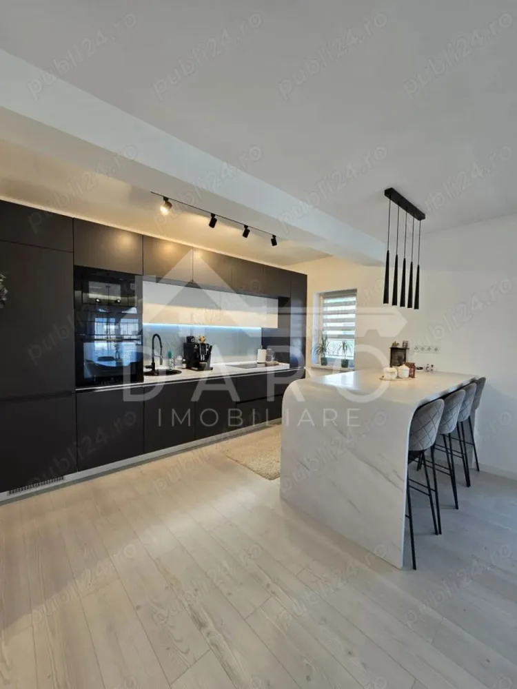 🏡 Penthouse exclusivist cu 4 camere – 120 mp utili - 🏡 Penthouse exclusivist cu 4 camere – 120 mp utili | Terasă 66 mp | Unirii Park Residence
💰 Preț: 257.000 €
Se oferă spre vânzare un penthouse spectaculos, situat în Târgu Mureș, cartierul Unirii – Unirii Park Residence, strada Pomilor nr. 32, într-o zonă liniștită de case.
Proprietatea impresionează prin designul minimalist, finisajele premium și spațiile generoase, fiind ideală pentru cei care își doresc confort, eleganță și intimitate.
📐 Suprafețe:
✔ suprafață utilă: 120 mp
✔ suprafață construită: 158 mp
✔ terase: 66 mp
✔ apartament dispus pe 2 nivele cu scară interioară
📍 Primul nivel – 80 mp utili
✔ hol spațios
✔ living + bucătărie open space 55 mp
✔ balcon 16 mp
✔ magazie / debara pentru depozitare
✔ dormitor de oaspeți cu balcon
✔ baie modernă cu duș walk-in
📍 Al doilea nivel – 40 mp utili
✔ 2 dormitoare
✔ dressing walk-in
✔ hol + casa scării
✔ baie elegantă cu cadă freestanding
✔ acces către terasă panoramică
🌿 Terasă spectaculoasă – 66 mp
Un spațiu perfect pentru relaxare și socializare, cu vedere deschisă.
Dotări terasă:
✔ set canapea, masă și fotolii din aluminiu
✔ 2 șezlonguri cu saltele relax
✔ cuib ratan de relaxare
✔ grătar pe gaz cu 4 arzătoare Tenneker
✨ Finisaje și dotări premium
✔ bucătărie la comandă MDF + HPL cu insulă
✔ electrocasnice Electrolux, Teka
✔ frigider încorporat Beko
✔ mobilier premium Somproduct, Urban Woods, Zara Home
✔ băi utilate Romstal + Hansgrohe
✔ dressing la comandă cu iluminare LED
✔ aer condiționat Gree 18.000 BTU
✔ centrală proprie cu sistem inteligent TADO
✔ videointerfon cu înregistrare apeluri
✔ 3 televizoare smart
🚗 2 locuri de parcare incluse
📍 Avantaje locație
✔ zonă liniștită de case
✔ aproape de supermarketuri
✔ aproape de școli și grădinițe
✔ acces rapid către centrul orașului
🤝 Proprietate promovată prin DARO Imobiliare
📞 Detalii și vizionări:
Coman Maria – DARO Imobiliare & Kiwi Finance
📱 0749 535 729
💳 Ai nevoie de finanțare pentru achiziție?
Prin Kiwi Finance beneficiezi de:
✔ analiză gratuită pentru credit
✔ oferte de la peste 12 bănci
✔ negocierea dobânzii
✔ suport complet până la aprobarea creditului
🏡 DARO Imobiliare – găsim locuința potrivită.
💳 Kiwi Finance – te ajutăm să devii proprietar.