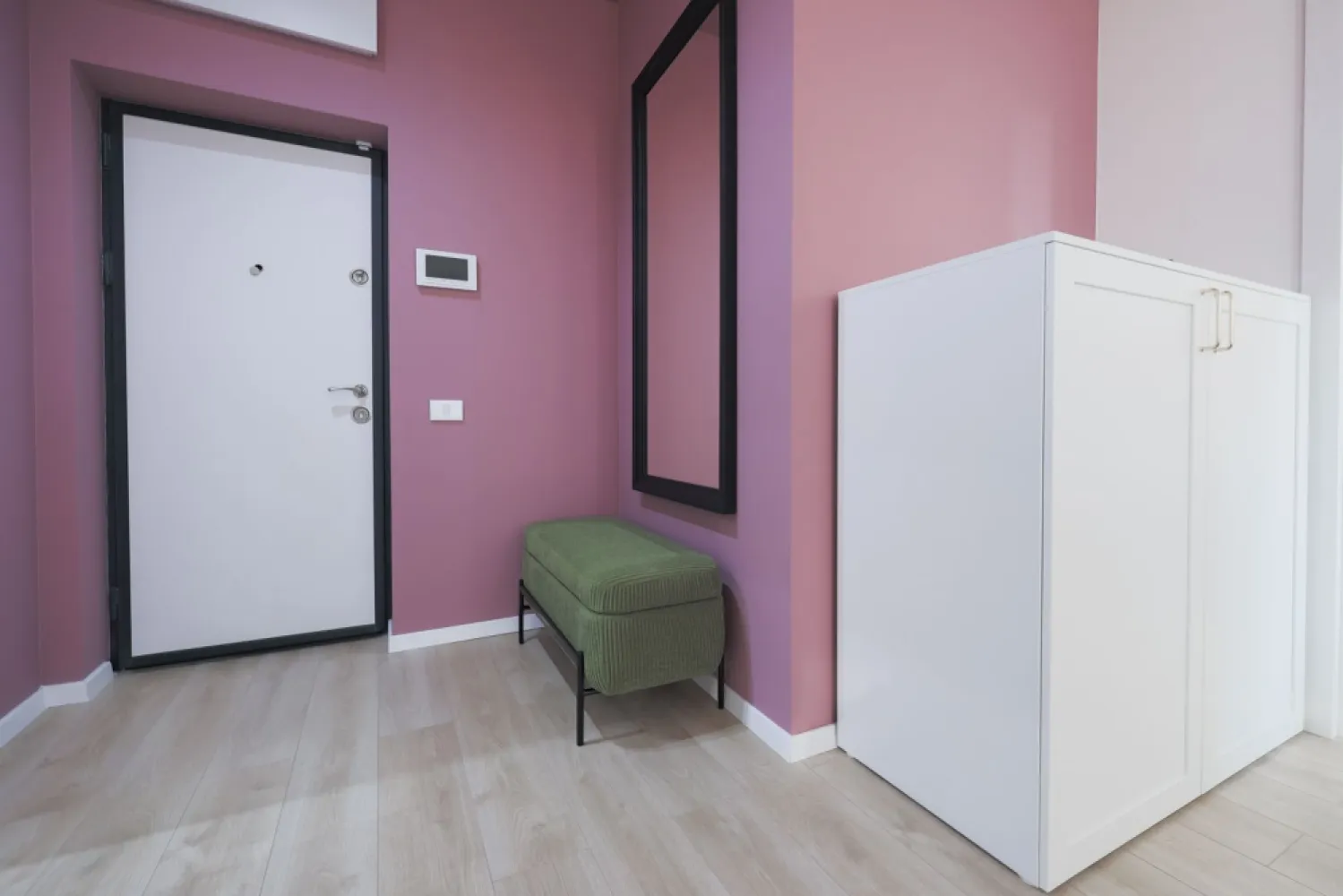 APARTAMENT NOU DE VANZARE – ARED LANGA AFI - direct de la dezvoltator - Îți dorești un apartament într-unul dintre cele mai moderne ansambluri rezidențiale din Arad? Această locuință din Complexul ARED, situată lângă AFI Arad, Atrium Mall și Stadionul Francisc Neuman, este o alegere excelentă atât pentru locuit, cât și pentru investiție.

Complexul oferă un stil de viață modern, fiind securizat și prevăzut cu 4 căi de acces, iar în centrul ansamblului se află un parc privat de 1,6 hectare, amenajat cu:

🌳 spații verzi generoase
🛝 locuri de joacă pentru copii
🏀 terenuri multisport
🎭 amfiteatru
🏃 pistă de alergare

Apartamentul este situat la etajul 1 din 6, într-un bloc dotat cu lift, și are o suprafață de 46 mp utili (inclusiv balconul).
✔️ Living cu bucătărie open-space
✔️ Dormitor
✔️ Hol
✔️ Baie
✔️ Balcon

Se predă la stadiul "gri", beneficiind de:
✔️ Centrală termică proprie pe gaz
✔️ Încălzire în pardoseală
✔️ Instalații pregătite pentru finisajele alese de tine
Dacă îți dorești să te muți fără grija amenajării, apartamentul poate fi finisat și chiar mobilat, contra cost, în funcție de preferințele tale.

🚗 Locul de parcare este inclus în preț.
💰 Prețul afișat nu include TVA.
📸 Pozele sunt preluate de la un apartament deja existent si sunt cu titlu informativ.
📞 Pentru mai multe informații și programarea unei vizionări: 0755 274 519 - Daniel Hord – Consultant ARED Birou Centru