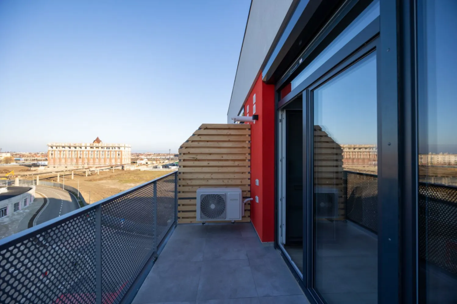 APARTAMENT NOU DE VANZARE – ARED LANGA AFI - direct de la dezvoltator - Îți dorești un apartament într-unul dintre cele mai moderne ansambluri rezidențiale din Arad? Această locuință din Complexul ARED, situată lângă AFI Arad, Atrium Mall și Stadionul Francisc Neuman, este o alegere excelentă atât pentru locuit, cât și pentru investiție.

Complexul oferă un stil de viață modern, fiind securizat și prevăzut cu 4 căi de acces, iar în centrul ansamblului se află un parc privat de 1,6 hectare, amenajat cu:

🌳 spații verzi generoase
🛝 locuri de joacă pentru copii
🏀 terenuri multisport
🎭 amfiteatru
🏃 pistă de alergare

Apartamentul este situat la etajul 1 din 6, într-un bloc dotat cu lift, și are o suprafață de 46 mp utili (inclusiv balconul).
✔️ Living cu bucătărie open-space
✔️ Dormitor
✔️ Hol
✔️ Baie
✔️ Balcon

Se predă la stadiul "gri", beneficiind de:
✔️ Centrală termică proprie pe gaz
✔️ Încălzire în pardoseală
✔️ Instalații pregătite pentru finisajele alese de tine
Dacă îți dorești să te muți fără grija amenajării, apartamentul poate fi finisat și chiar mobilat, contra cost, în funcție de preferințele tale.

🚗 Locul de parcare este inclus în preț.
💰 Prețul afișat nu include TVA.
📸 Pozele sunt preluate de la un apartament deja existent si sunt cu titlu informativ.
📞 Pentru mai multe informații și programarea unei vizionări: 0755 274 519 - Daniel Hord – Consultant ARED Birou Centru
