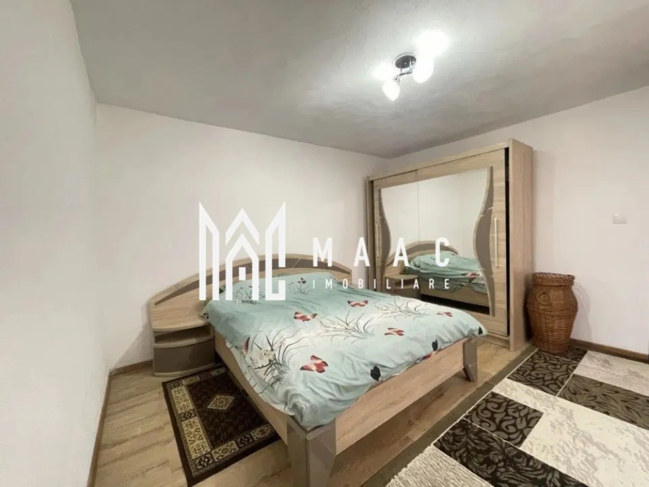 Casă individuală | 3 camere | Curte mare | Zonă liniștită | Șura Mare - Maac Imobiliare prezintă o casă individuală de vânzare în Șura Mare, situată într-o zonă liniștită, la doar câteva minute de Sibiu.

Casa este de tip individual și este compartimentată eficient astfel:
~ Parter: hol, living, baie, bucătărie și două dormitoare;
~ Pod: spațiu generos pentru depozitare.

Imobilul a fost construit în anul 1980, iar în 2024 a fost renovat. Construcția este realizată din cărămidă și beneficiază de sistem de încălzire cu centrală termică proprie, calorifere și șemineu, oferind confort termic pe tot parcursul anului.

Suprafața construită a casei este de 114 mp, suprafața utilă este de 90 mp, iar terenul are o suprafață totală de 540 mp. Curtea liberă este de aproximativ 426 mp, oferind suficient spațiu pentru amenajarea unei zone de relaxare, loc de joacă pentru copii sau diverse spații de depozitare.

Proprietatea se vinde mobilată și utilată, fiind dotată cu: aragaz, mașină de spălat rufe și frigider cu congelator.

Finisaje și dotări:

Ușă de intrare: PVC

Uși interioare: celulare

Tâmplărie: PVC cu geam termopan

Pardoseli: parchet și gresie

Izolație termică exterioară

Această proprietate reprezintă o alegere potrivită pentru cei care își doresc liniștea unei localități apropiate de oraș, dar și acces rapid către Sibiu.

Pentru mai multe detalii și programarea unei vizionări, vă stăm cu drag la dispoziție. CP2961904.