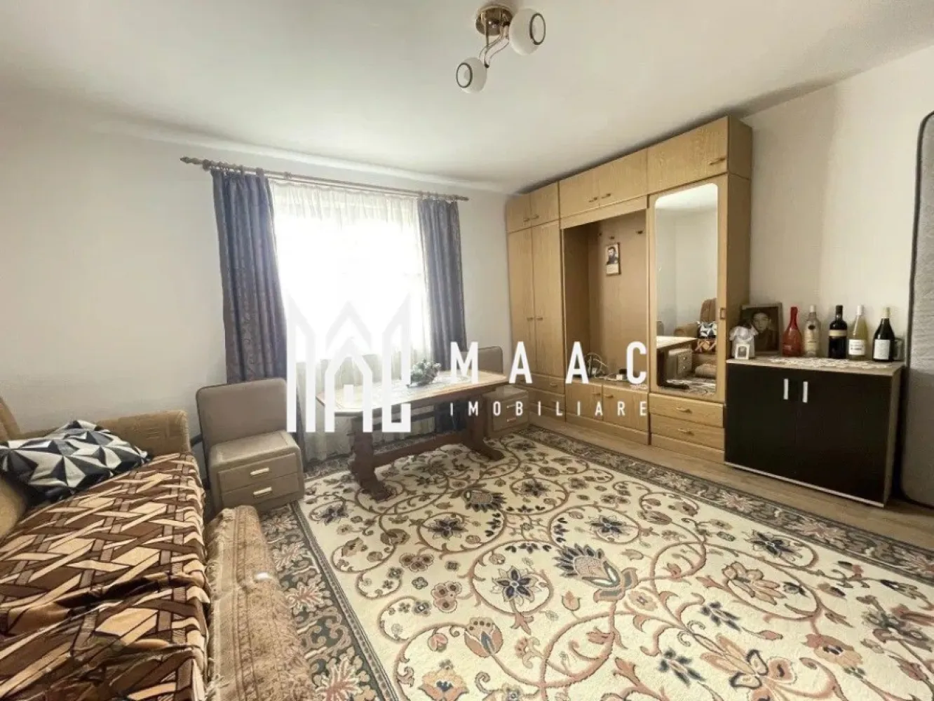 Casă individuală | 3 camere | Curte mare | Zonă liniștită | Șura Mare - Maac Imobiliare prezintă o casă individuală de vânzare în Șura Mare, situată într-o zonă liniștită, la doar câteva minute de Sibiu.

Casa este de tip individual și este compartimentată eficient astfel:
~ Parter: hol, living, baie, bucătărie și două dormitoare;
~ Pod: spațiu generos pentru depozitare.

Imobilul a fost construit în anul 1980, iar în 2024 a fost renovat. Construcția este realizată din cărămidă și beneficiază de sistem de încălzire cu centrală termică proprie, calorifere și șemineu, oferind confort termic pe tot parcursul anului.

Suprafața construită a casei este de 114 mp, suprafața utilă este de 90 mp, iar terenul are o suprafață totală de 540 mp. Curtea liberă este de aproximativ 426 mp, oferind suficient spațiu pentru amenajarea unei zone de relaxare, loc de joacă pentru copii sau diverse spații de depozitare.

Proprietatea se vinde mobilată și utilată, fiind dotată cu: aragaz, mașină de spălat rufe și frigider cu congelator.

Finisaje și dotări:

Ușă de intrare: PVC

Uși interioare: celulare

Tâmplărie: PVC cu geam termopan

Pardoseli: parchet și gresie

Izolație termică exterioară

Această proprietate reprezintă o alegere potrivită pentru cei care își doresc liniștea unei localități apropiate de oraș, dar și acces rapid către Sibiu.

Pentru mai multe detalii și programarea unei vizionări, vă stăm cu drag la dispoziție. CP2961904.