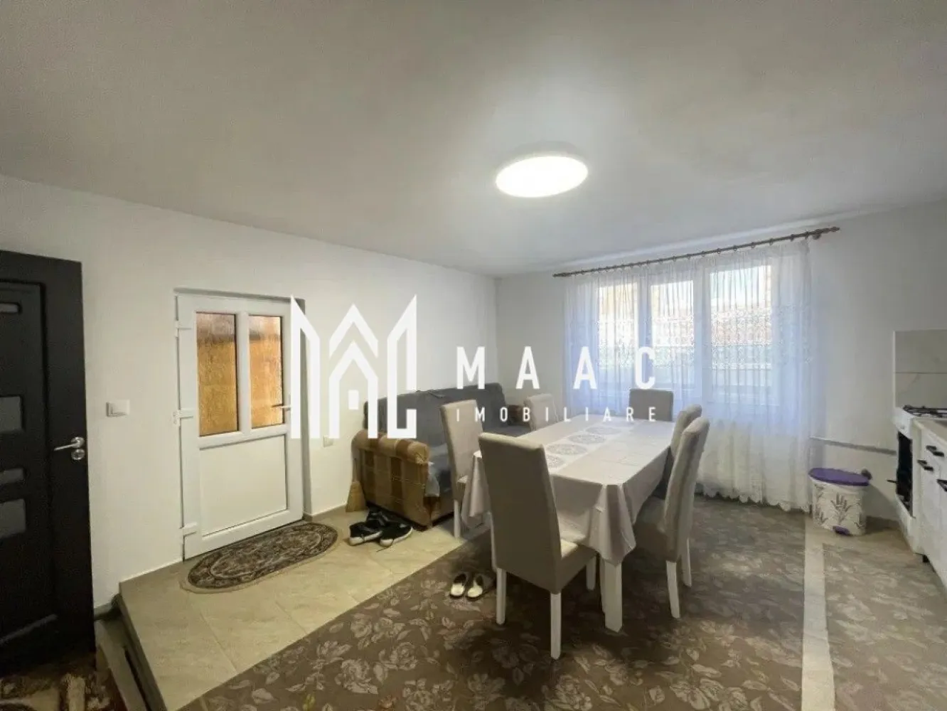 Casă individuală | 3 camere | Curte mare | Zonă liniștită | Șura Mare - Maac Imobiliare prezintă o casă individuală de vânzare în Șura Mare, situată într-o zonă liniștită, la doar câteva minute de Sibiu.

Casa este de tip individual și este compartimentată eficient astfel:
~ Parter: hol, living, baie, bucătărie și două dormitoare;
~ Pod: spațiu generos pentru depozitare.

Imobilul a fost construit în anul 1980, iar în 2024 a fost renovat. Construcția este realizată din cărămidă și beneficiază de sistem de încălzire cu centrală termică proprie, calorifere și șemineu, oferind confort termic pe tot parcursul anului.

Suprafața construită a casei este de 114 mp, suprafața utilă este de 90 mp, iar terenul are o suprafață totală de 540 mp. Curtea liberă este de aproximativ 426 mp, oferind suficient spațiu pentru amenajarea unei zone de relaxare, loc de joacă pentru copii sau diverse spații de depozitare.

Proprietatea se vinde mobilată și utilată, fiind dotată cu: aragaz, mașină de spălat rufe și frigider cu congelator.

Finisaje și dotări:

Ușă de intrare: PVC

Uși interioare: celulare

Tâmplărie: PVC cu geam termopan

Pardoseli: parchet și gresie

Izolație termică exterioară

Această proprietate reprezintă o alegere potrivită pentru cei care își doresc liniștea unei localități apropiate de oraș, dar și acces rapid către Sibiu.

Pentru mai multe detalii și programarea unei vizionări, vă stăm cu drag la dispoziție. CP2961904.