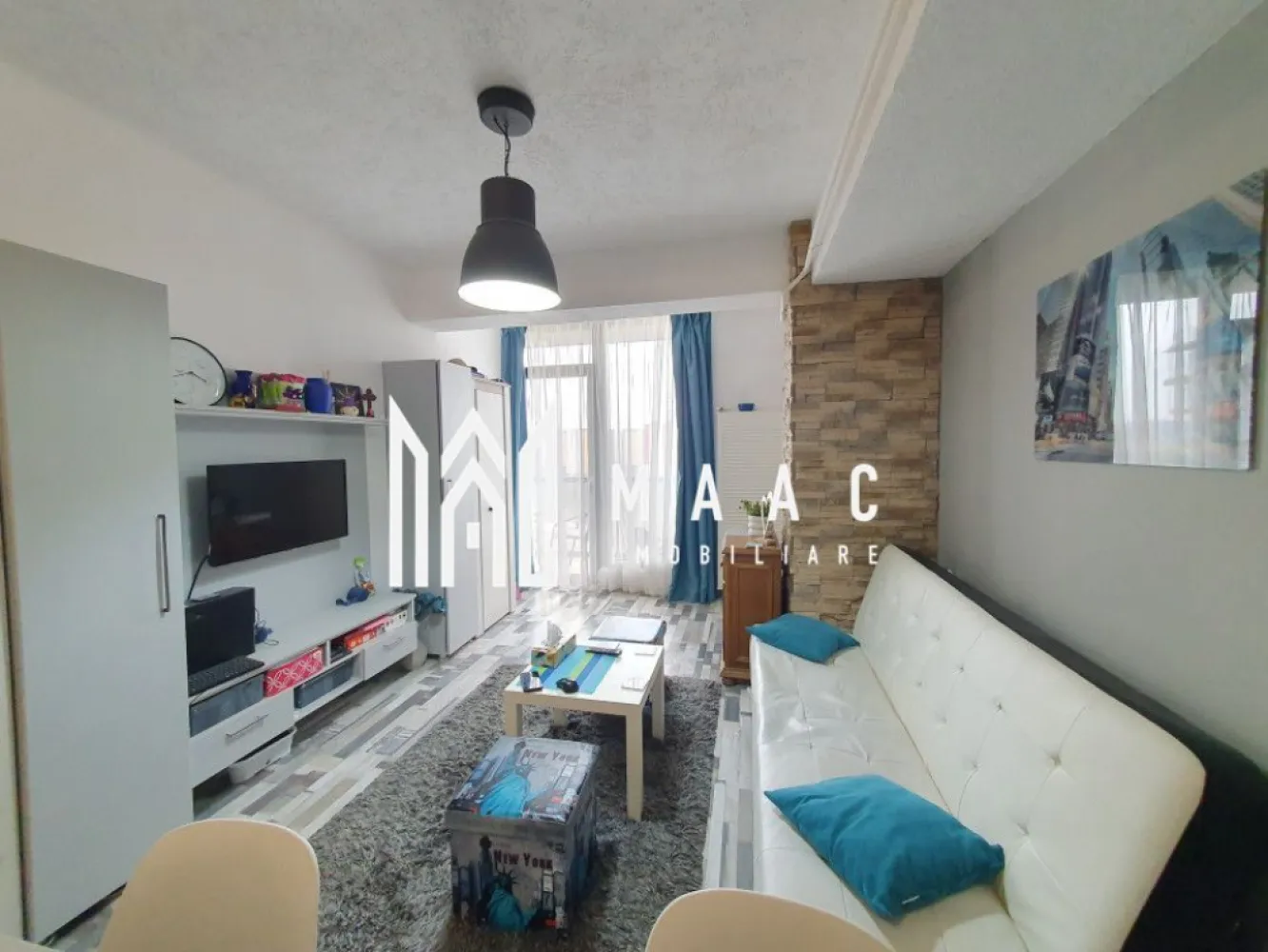 Apartament 2 camere | Mobilat & Utilat | Etaj 6/11 | Doamna Stanca - Maac Imobiliare vă prezintă un apartament cu 2 camere, decomandat, situat în zona Doamna Stanca – o zonă modernă, în plină dezvoltare, cu acces facil către principalele puncte de interes din Sibiu.

🔹 Detalii generale:

Suprafață utilă: 45 mp

Balcon: 5 mp

Etaj: 6 din 11, cu 2 lifturi

Compartimentare: living open space cu bucătărie, dormitor matrimonial, baie, hol, balcon

🔹 Confort și dotări:

Încălzire proprie cu centrală termică și calorifere

Se vinde parțial mobilat și parțial utilat – ideal pentru personalizare ulterioară

🔹 Avantaje ale locației:

Acces rapid către Shopping City Sibiu – 5 minute de mers pe jos

În apropiere: Lidl, Mega Image, Dedeman, școli, grădinițe și mijloace de transport

Zonă liniștită, dar excelent conectată la oraș

 Pentru mai multe detalii sau pentru a programa o vizionare, vă rugăm să ne contactați și să menționați ID-ul anunțului: CP2835274