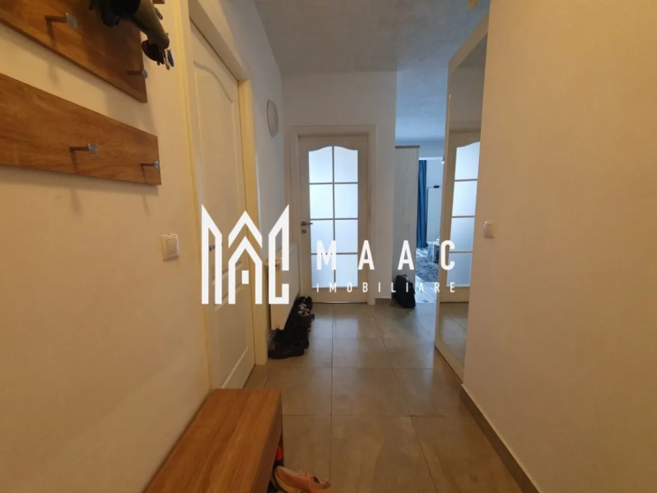 Apartament 2 camere | Mobilat & Utilat | Etaj 6/11 | Doamna Stanca - Maac Imobiliare vă prezintă un apartament cu 2 camere, decomandat, situat în zona Doamna Stanca – o zonă modernă, în plină dezvoltare, cu acces facil către principalele puncte de interes din Sibiu.

🔹 Detalii generale:

Suprafață utilă: 45 mp

Balcon: 5 mp

Etaj: 6 din 11, cu 2 lifturi

Compartimentare: living open space cu bucătărie, dormitor matrimonial, baie, hol, balcon

🔹 Confort și dotări:

Încălzire proprie cu centrală termică și calorifere

Se vinde parțial mobilat și parțial utilat – ideal pentru personalizare ulterioară

🔹 Avantaje ale locației:

Acces rapid către Shopping City Sibiu – 5 minute de mers pe jos

În apropiere: Lidl, Mega Image, Dedeman, școli, grădinițe și mijloace de transport

Zonă liniștită, dar excelent conectată la oraș

 Pentru mai multe detalii sau pentru a programa o vizionare, vă rugăm să ne contactați și să menționați ID-ul anunțului: CP2835274