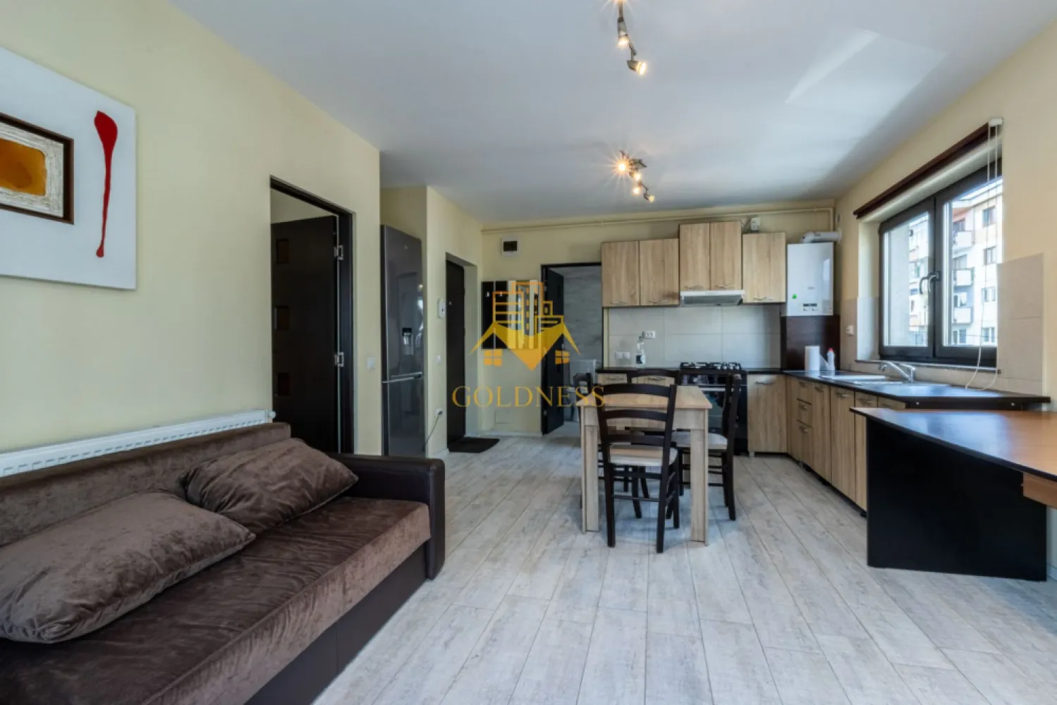 2 camere, modern, parcare subterana, Marasti Zona Aurel Vlaicu, 18 GYM - GOLDNESS Imobiliare vă propune spre închiriere un apartament cu 2 camere complet mobilat și utilat, la etajul 2 într-un imobil de 4 etaje, în Cartierul Marasti.
Dispune de loc de parcare subterana inclusa in pret!
Se află în apropierea stațiilor de transport în comun, magazine, restaurante, spații verzi, farmacii, etc. 

Apartamentul este compartimentat astfel:
 - dormitor cu pat matrimonial, dressing, noptiere
 - living cu bucatarie open space complet utilată și mobilată, canapea extensibilă, loc de servit masa 
 - baie cu cada, calorifer port prosop și dulap pentru depozitare.
 - balcon de 6 mp.

Imobilul este dotat cu toate cele necesare- centrală proprie, frigider, aragaz, hotă, mașină de spălat haine, etc. 

Dacă sunteți interesați de acest apartament și doriți să îl vizionați, dar și pentru alte oferte nu ezitați să ne contactați telefonic sau prin e-mail. Vă stăm la dispoziție!

Pentru intermediere se percepe un comision de 50% din prețul chiriei!
