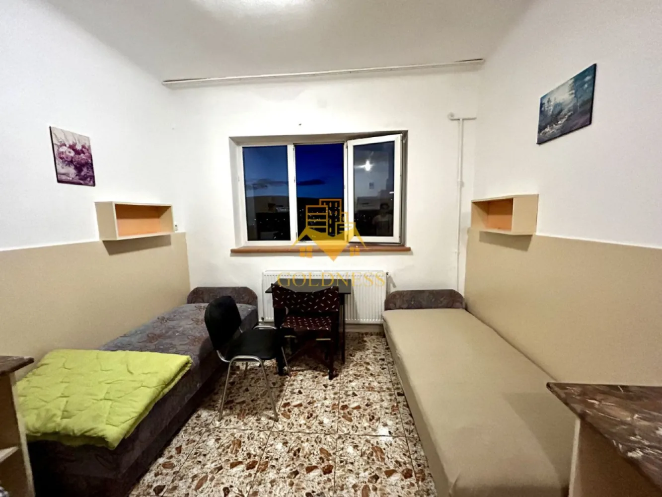 Garsoniera, Zona Migdalului, Stadion CFR, Cartier Gruia - GOLDNESS Imobiliare vă propune spre închiriere o garsoniera cu camere complet mobilat și utilat, la etajul 2 într-un imobil de etaje, în Cartierul Gruia.
Posibilitate de parcare in zona!
Se află în apropierea stațiilor de transport în comun, magazine, restaurante, spații verzi, farmacii, etc. 

Apartamentul este compartimentat astfel:
 - bucatarie complet utilată și mobilată, loc de servit masa 
 - camera este dotata cu spatii pentru dopozitat, doua paturi single 
 - baie cu cabina de dus, calorifer port prosop și dulap pentru depozitare.

Imobilul este dotat cu toate cele necesare- frigider, aragaz, hotă, mașină de spălat haine, etc. 

Dacă sunteți interesați de acest apartament și doriți să îl vizionați, dar și pentru alte oferte nu ezitați să ne contactați telefonic sau prin e-mail. Vă stăm la dispoziție!
Pentru intermediere se percepe un comision de 200 euro!