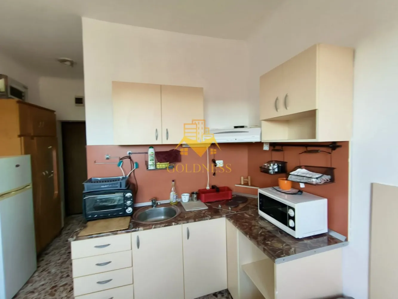 Garsoniera, Zona Migdalului, Stadion CFR, Cartier Gruia - GOLDNESS Imobiliare vă propune spre închiriere o garsoniera cu camere complet mobilat și utilat, la etajul 2 într-un imobil de etaje, în Cartierul Gruia.
Posibilitate de parcare in zona!
Se află în apropierea stațiilor de transport în comun, magazine, restaurante, spații verzi, farmacii, etc. 

Apartamentul este compartimentat astfel:
 - bucatarie complet utilată și mobilată, loc de servit masa 
 - camera este dotata cu spatii pentru dopozitat, doua paturi single 
 - baie cu cabina de dus, calorifer port prosop și dulap pentru depozitare.

Imobilul este dotat cu toate cele necesare- frigider, aragaz, hotă, mașină de spălat haine, etc. 

Dacă sunteți interesați de acest apartament și doriți să îl vizionați, dar și pentru alte oferte nu ezitați să ne contactați telefonic sau prin e-mail. Vă stăm la dispoziție!
Pentru intermediere se percepe un comision de 200 euro!
