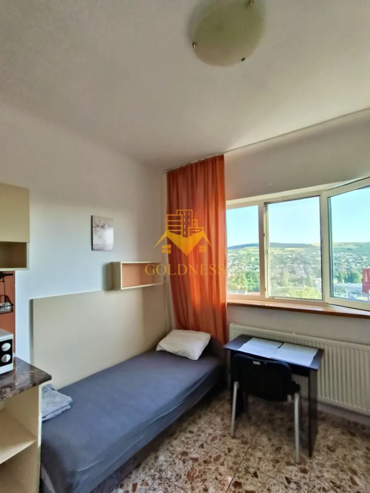 Garsoniera, Zona Migdalului, Stadion CFR, Cartier Gruia - GOLDNESS Imobiliare vă propune spre închiriere o garsoniera cu camere complet mobilat și utilat, la etajul 2 într-un imobil de etaje, în Cartierul Gruia.
Posibilitate de parcare in zona!
Se află în apropierea stațiilor de transport în comun, magazine, restaurante, spații verzi, farmacii, etc. 

Apartamentul este compartimentat astfel:
 - bucatarie complet utilată și mobilată, loc de servit masa 
 - camera este dotata cu spatii pentru dopozitat, doua paturi single 
 - baie cu cabina de dus, calorifer port prosop și dulap pentru depozitare.

Imobilul este dotat cu toate cele necesare- frigider, aragaz, hotă, mașină de spălat haine, etc. 

Dacă sunteți interesați de acest apartament și doriți să îl vizionați, dar și pentru alte oferte nu ezitați să ne contactați telefonic sau prin e-mail. Vă stăm la dispoziție!
Pentru intermediere se percepe un comision de 200 euro!