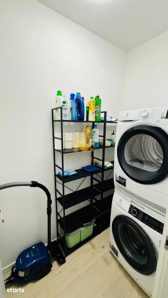 1 camera studio, Marasti, The Office, Record Park, 21 dec. Lidl - GOLDNESS Imobiliare vă propune spre închiriere un apartament cu 1 camera tip studio complet mobilat și utilat, la etajul 3 într-un imobil de 6 etaje, în Cartierul Marasti în Record Park.
Se află în apropierea stațiilor de transport în comun, magazine, restaurante, spații verzi, farmacii, etc. 

Apartamentul este compartimentat astfel:
 - camera cu pat matrimonial și canapea extensibila, dressing, noptiere
 - bucătărie open space complet utilată și mobilată, loc de servit masa 
 - baie cu dus walkin, calorifer port prosop și dulap pentru depozitare.

Imobilul este dotat cu toate cele necesare- centrală proprie și încălzirea prin pardoseala, frigider, aragaz, hotă, mașină de spălat haine, uscător, mașina de spalat vase, AC etc. 

Dacă sunteți interesați de acest apartament și doriți să îl vizionați, dar și pentru alte oferte nu ezitați să ne contactați telefonic sau prin e-mail. Vă stăm la dispoziție!
Pentru intermediere se percepe un comision de 50% din prețul chiriei!