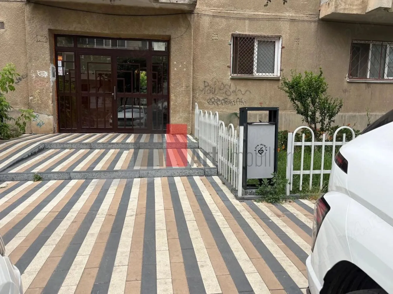 APARTAMENT 2 CAMERE SEBASTIAN - Va prezentam spre vanzare un apartament de 2 camere decomandate situat foarte 
 aproape de parcul Sebastian, la etajul 1 din 8 , in suprafata de 65mp.
 Apartamentul se compune din living ,dormitor , baie , hol , baie , balcon.
 Comfortul termic este asigurat de la reteaua centralizata.
 Pentru mai multe detalii sau vizionare sunati la 0722 371 033.