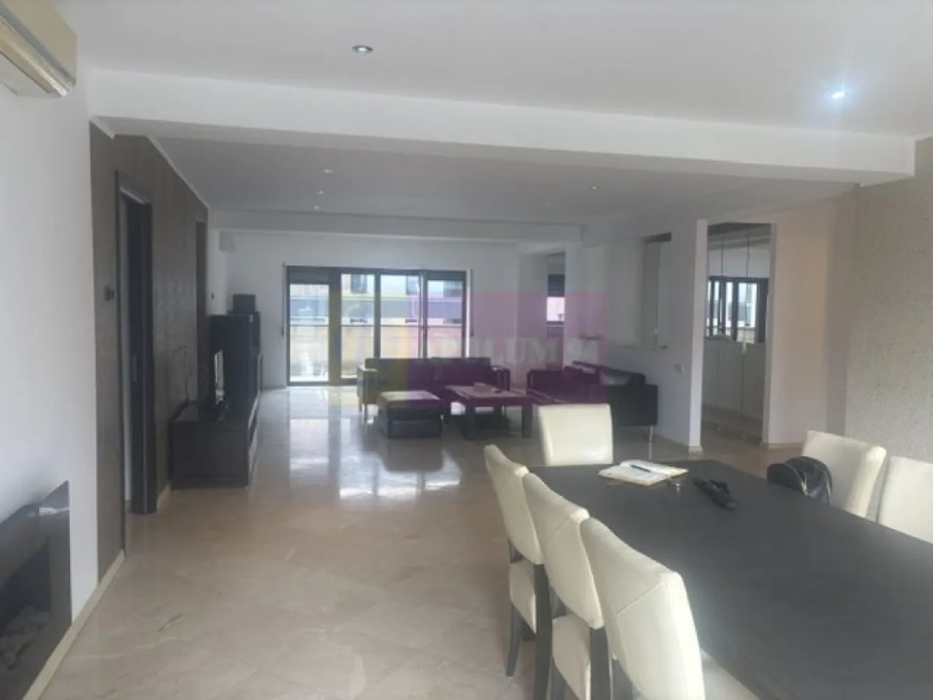 Apartament 4 camere Baneasa- Sisesti. - Compania imobiliara Apulum 94 va propune un apartament de 4 camere situat in zona Baneasa- Gheorghe Ionescu Sisesti cu Sos Straulesti. 
Blocul este retras fata de strada principala, ceea ce confera mai multa liniste si intimitate, dar la o distanta foarte mica fata de mijloacele de transport. 
Apartamentul este la parter inalt din 4 etaje. Este un apartament generos, avand o suprafata utila de 120 mp la care se adauga 2 terase, una de 28 mp si cealalta de 30 mp. 
Bucataria este deschisa cu livingul , cele doua avand in total o suprafata de 65 mp.
Interiorul are termopan, jaluzele verticale, gresie, faianta, parchet, 2 aparate de aer conditionat, centrala termica cu incalzire prin pardoseala. 
Apartamentul este liber si se poate preda imediat. 
Pentru vizionare si mai multe detalii nu ezitati sa ma contactati pe nr 0733683446- Laura Ionescu.