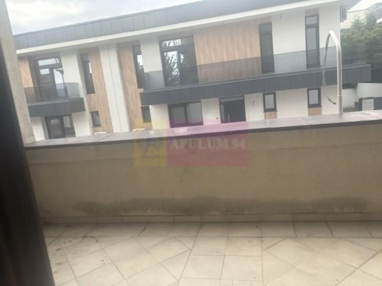 Apartament 4 camere Baneasa- Sisesti. - Compania imobiliara Apulum 94 va propune un apartament de 4 camere situat in zona Baneasa- Gheorghe Ionescu Sisesti cu Sos Straulesti. 
Blocul este retras fata de strada principala, ceea ce confera mai multa liniste si intimitate, dar la o distanta foarte mica fata de mijloacele de transport. 
Apartamentul este la parter inalt din 4 etaje. Este un apartament generos, avand o suprafata utila de 120 mp la care se adauga 2 terase, una de 28 mp si cealalta de 30 mp. 
Bucataria este deschisa cu livingul , cele doua avand in total o suprafata de 65 mp.
Interiorul are termopan, jaluzele verticale, gresie, faianta, parchet, 2 aparate de aer conditionat, centrala termica cu incalzire prin pardoseala. 
Apartamentul este liber si se poate preda imediat. 
Pentru vizionare si mai multe detalii nu ezitati sa ma contactati pe nr 0733683446- Laura Ionescu.